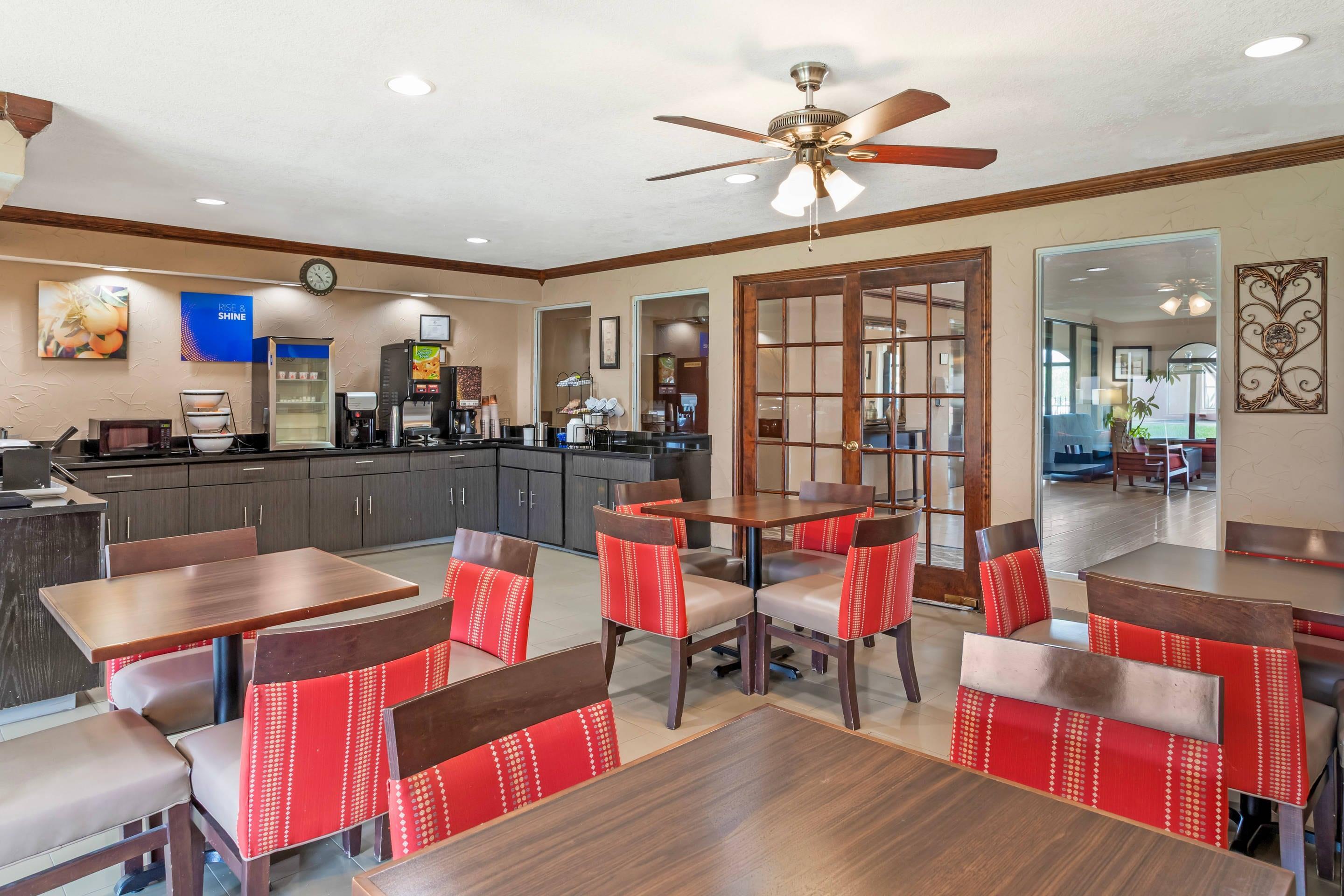 Enjoy breakfast in this seating area | Comfort Inn North Conroe