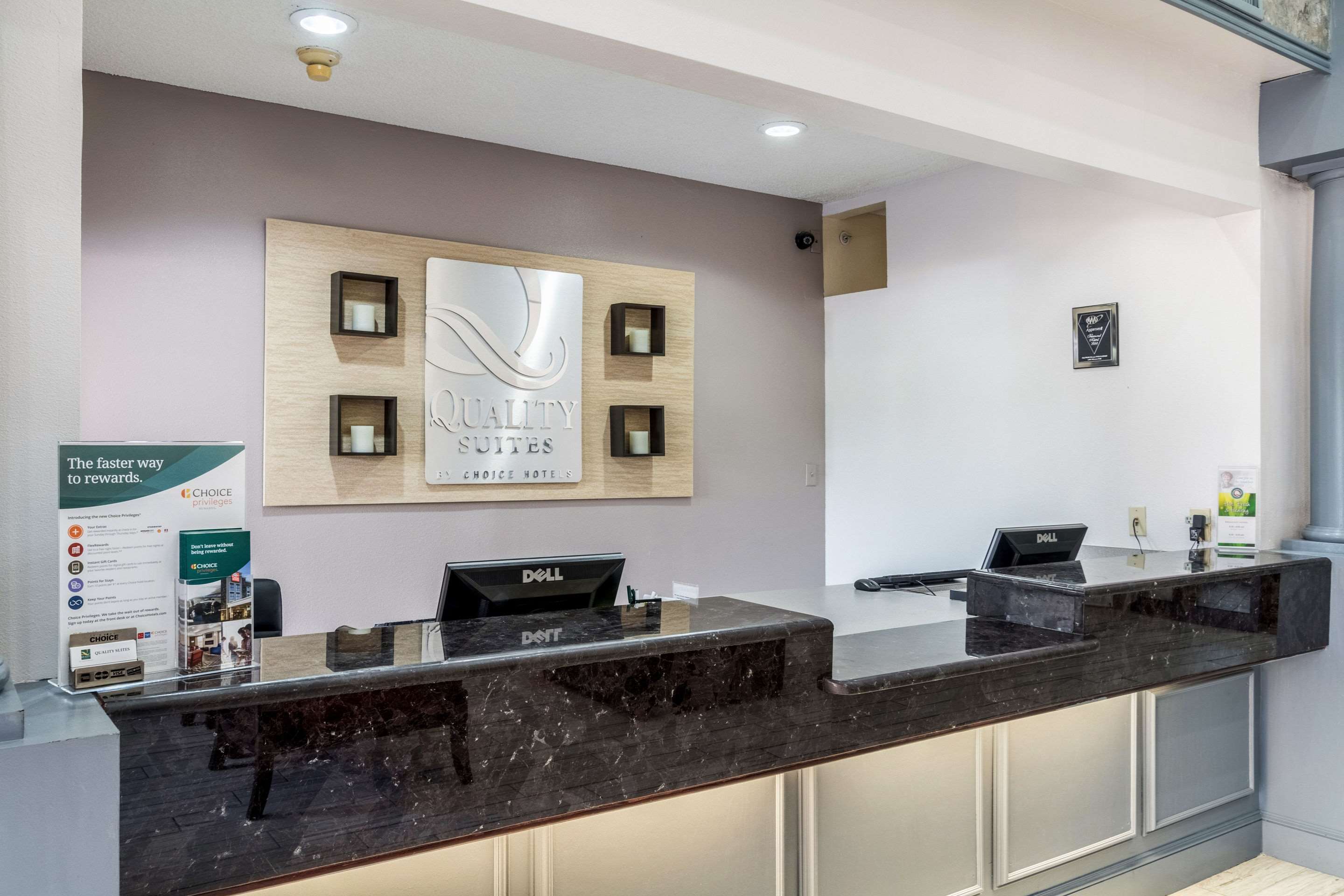 Front desk | Quality Suites Burleson - Ft. Worth