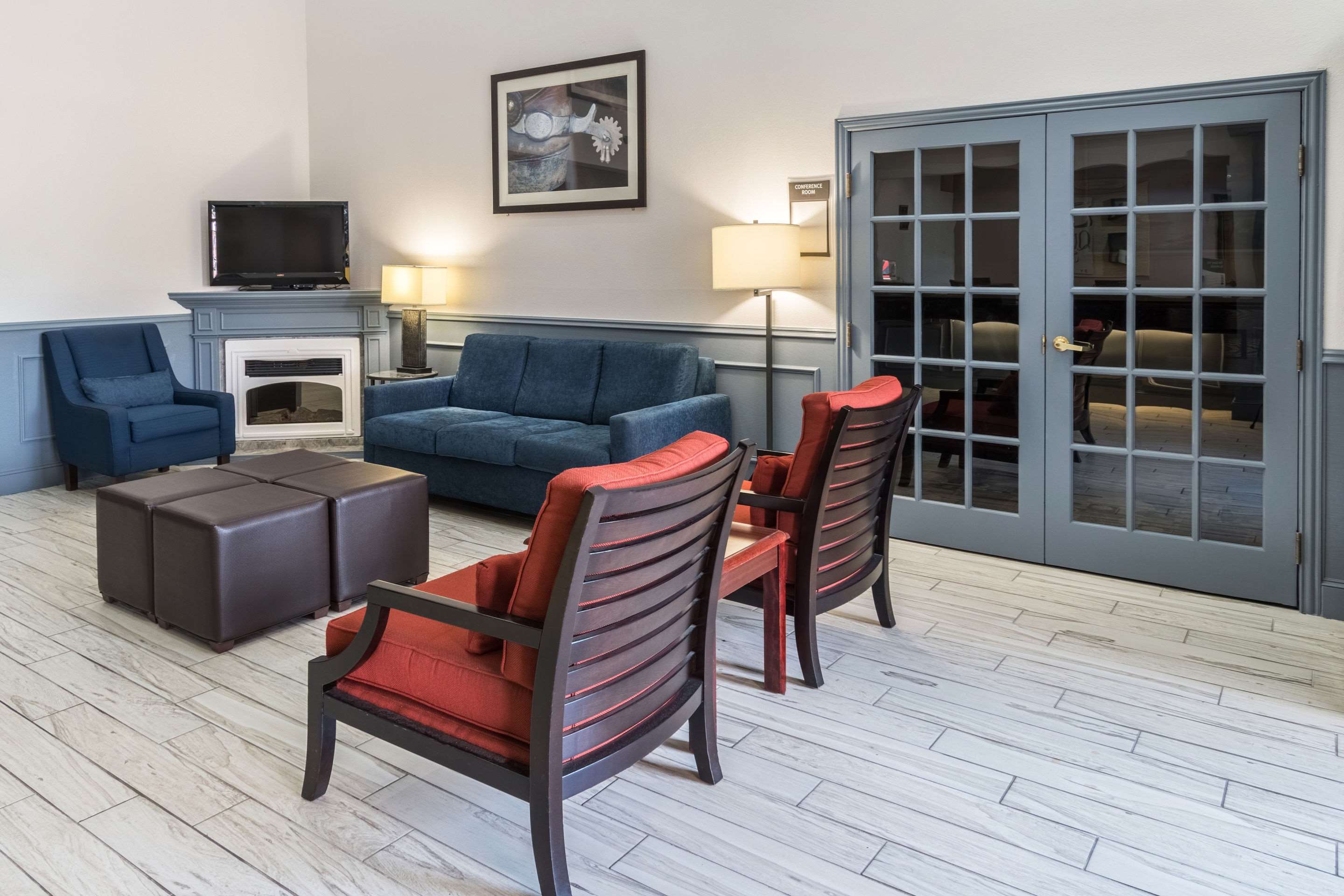 Lobby with sitting area | Quality Suites Burleson - Ft. Worth