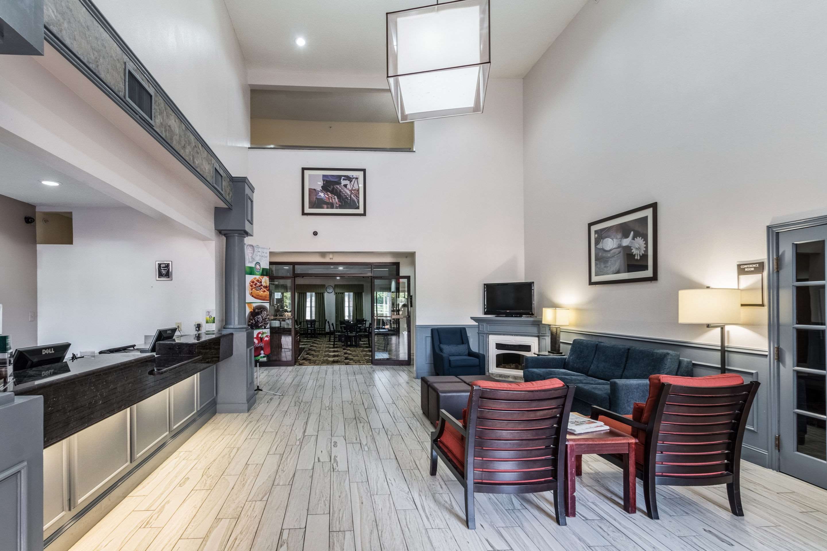 Lobby with sitting area | Quality Suites Burleson - Ft. Worth