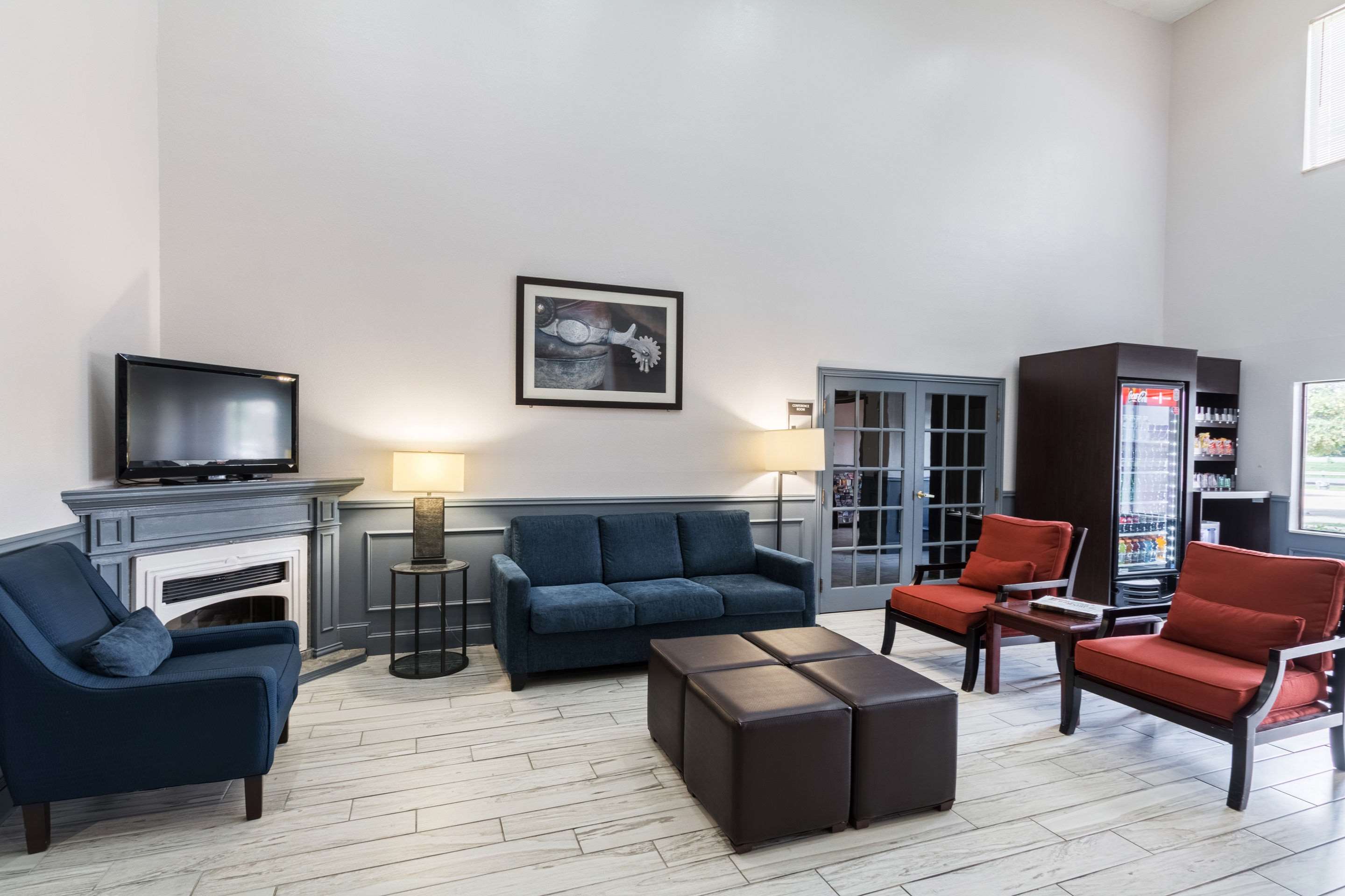 Lobby with sitting area | Quality Suites Burleson - Ft. Worth