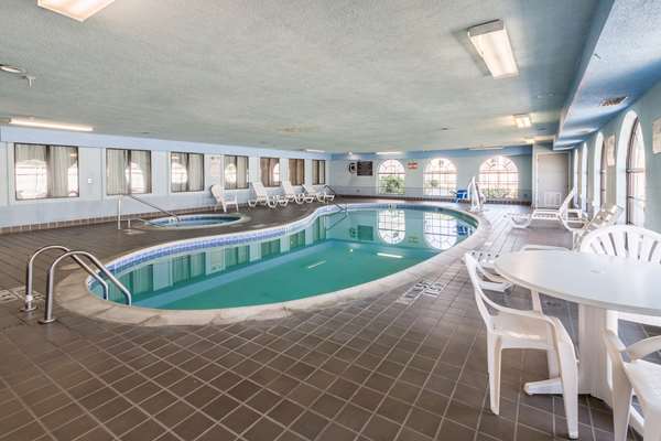 Pool - Quality Suites Burleson