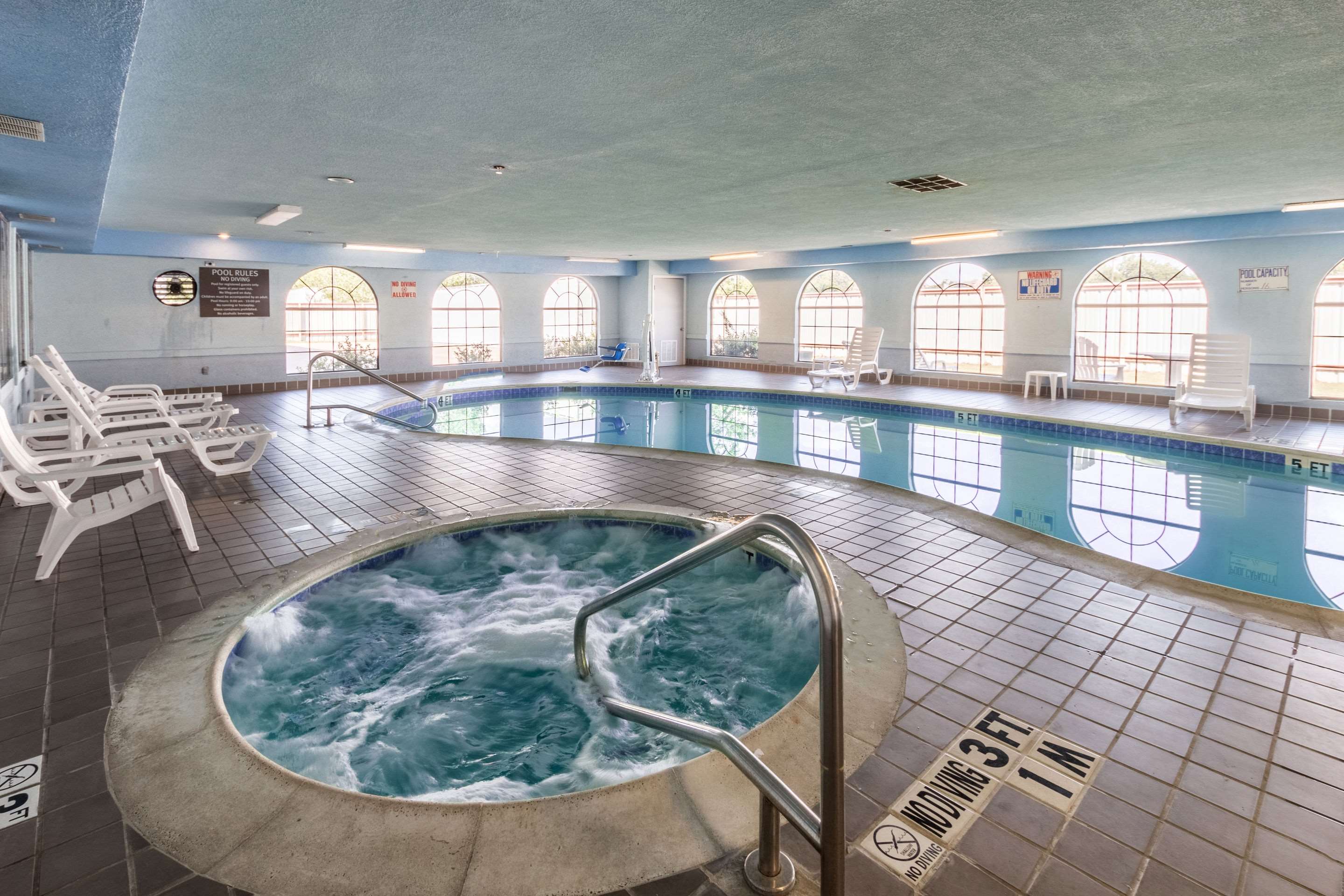 Indoor pool with hot tub | Quality Suites Burleson - Ft. Worth