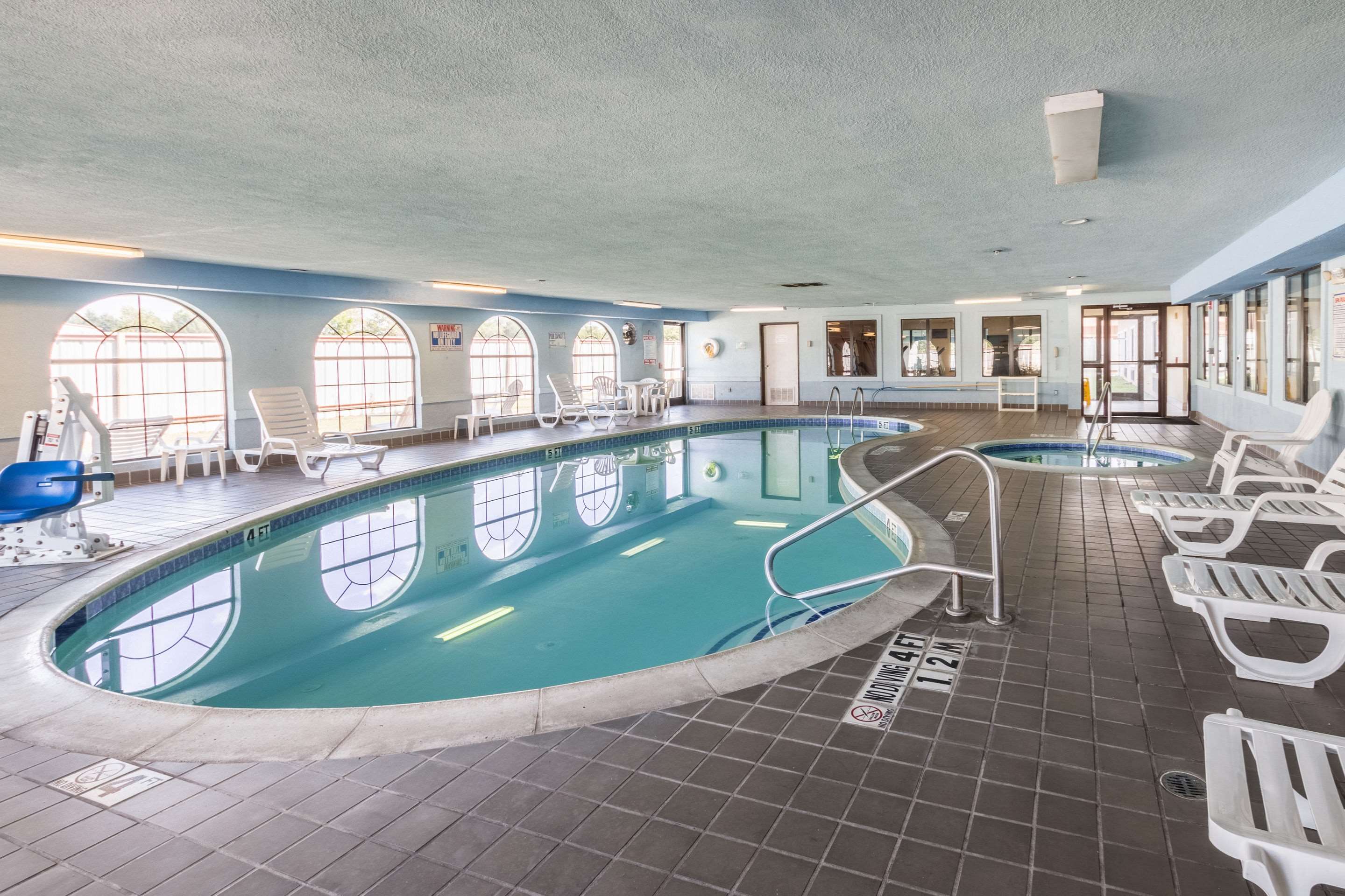 Indoor pool with hot tub | Quality Suites Burleson - Ft. Worth