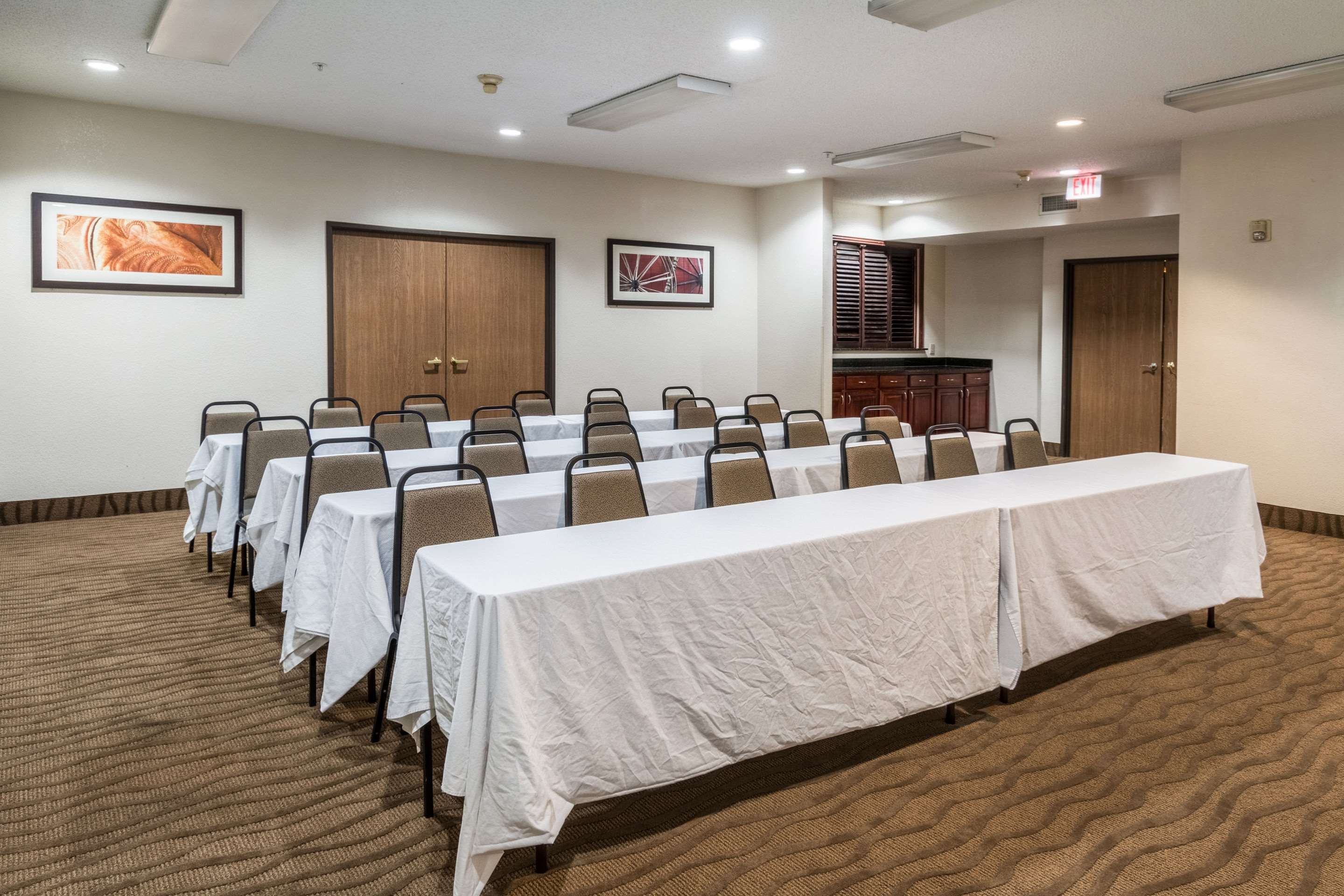 Meeting room | Quality Suites Burleson - Ft. Worth