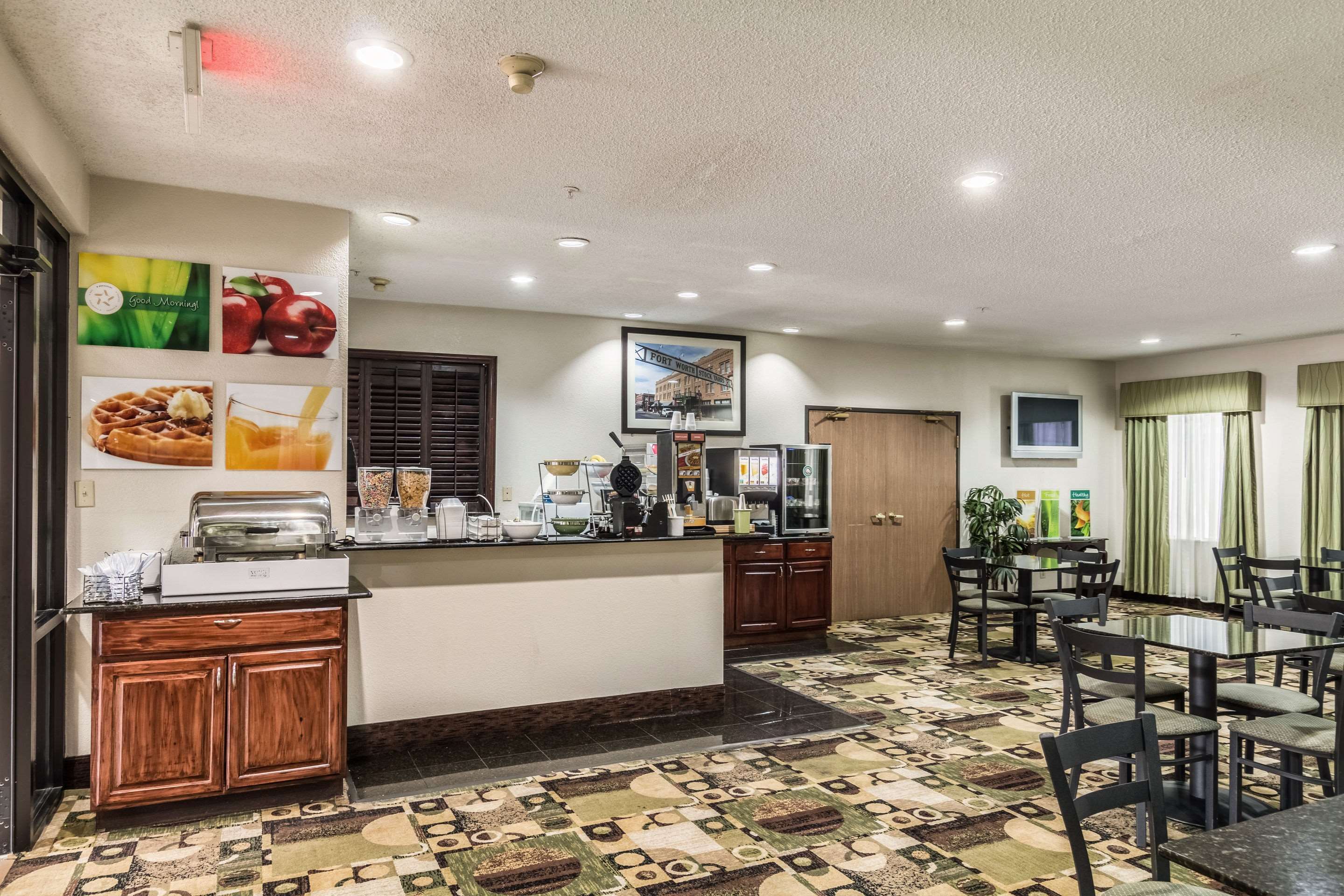 Breakfast area | Quality Suites Burleson - Ft. Worth