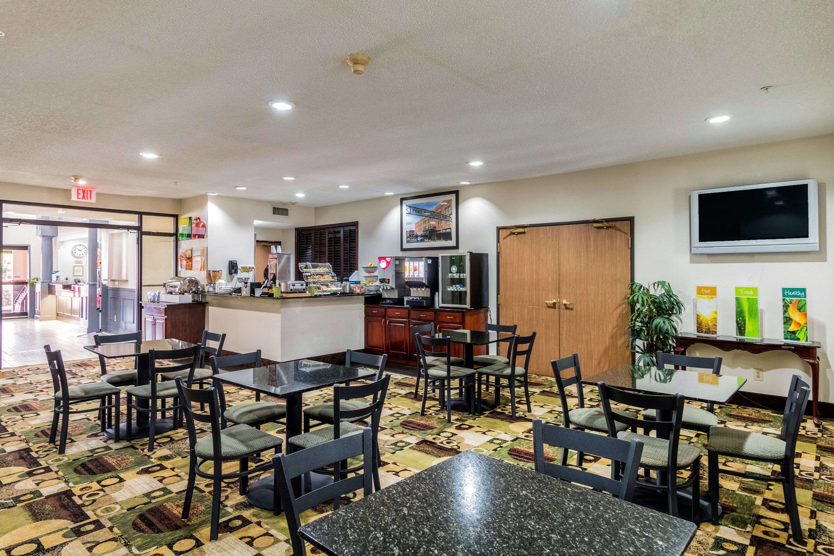 Enjoy breakfast in this seating area | Quality Suites Burleson - Ft. Worth