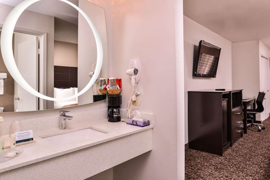 QUALITY INN AND SUITES BEAUMONT-guestroom-Guest Room,Bathroom,On-Site.jpg
