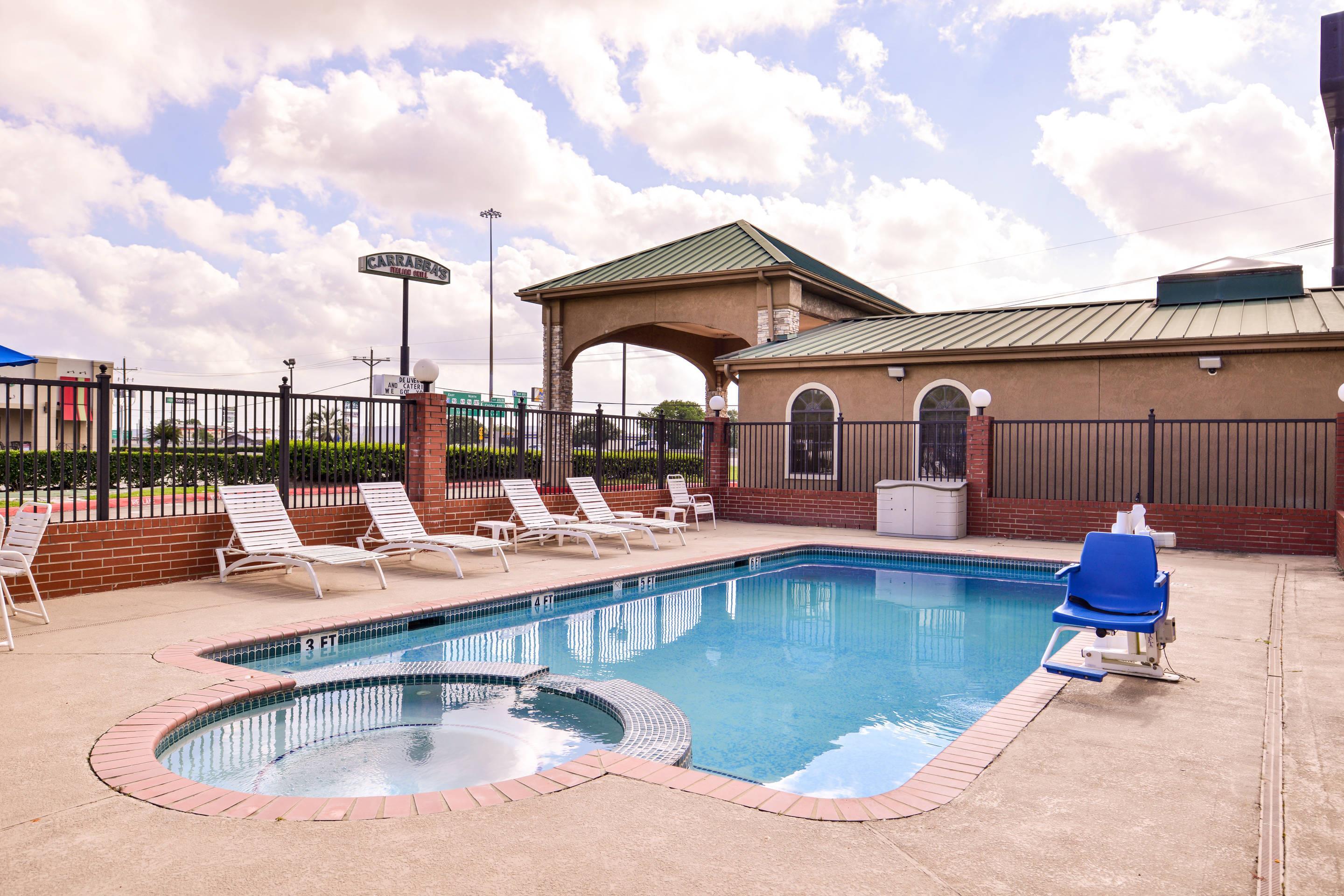 Relax by the pool | Quality Inn And Suites Beaumont