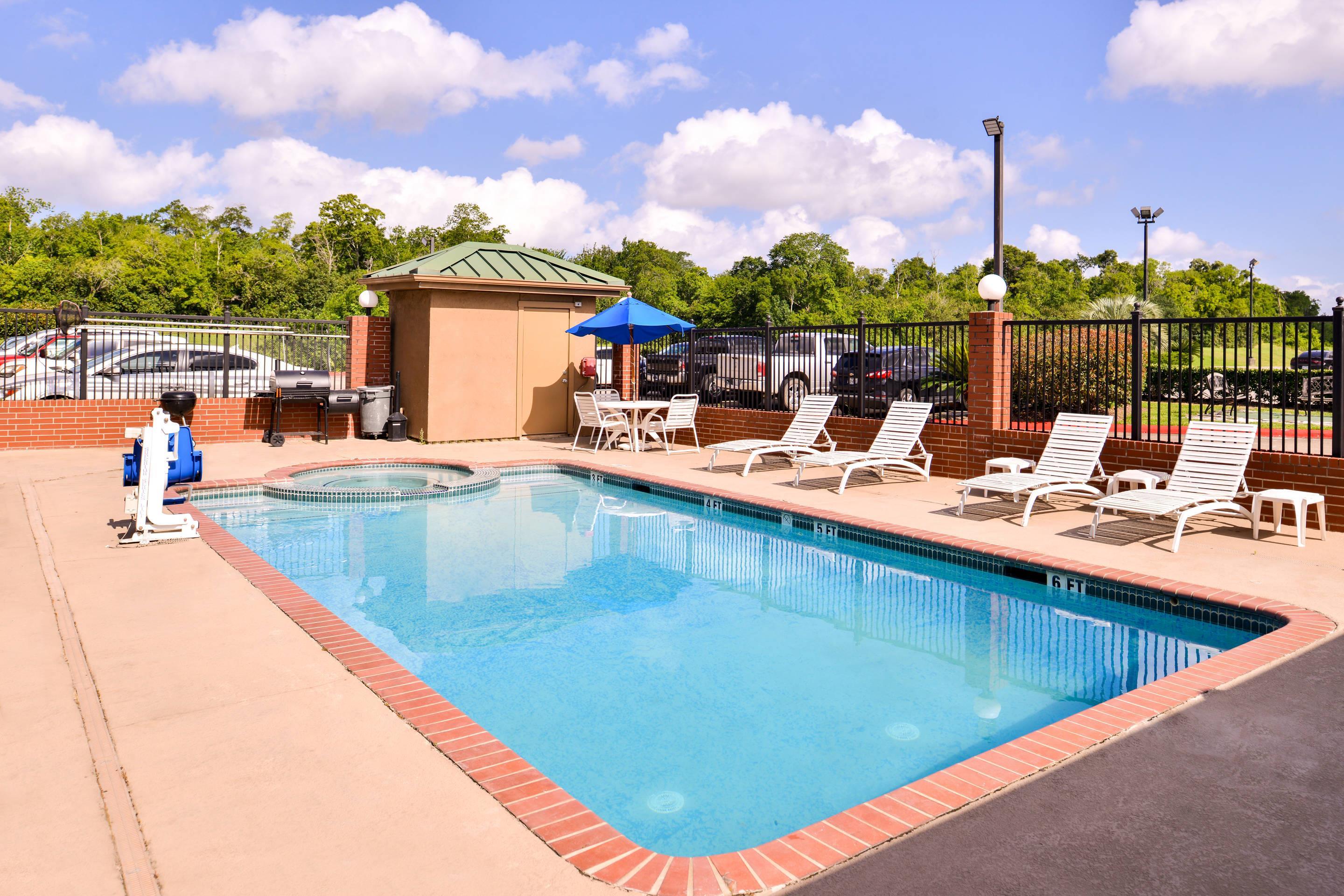 Relax by the pool | Quality Inn And Suites Beaumont