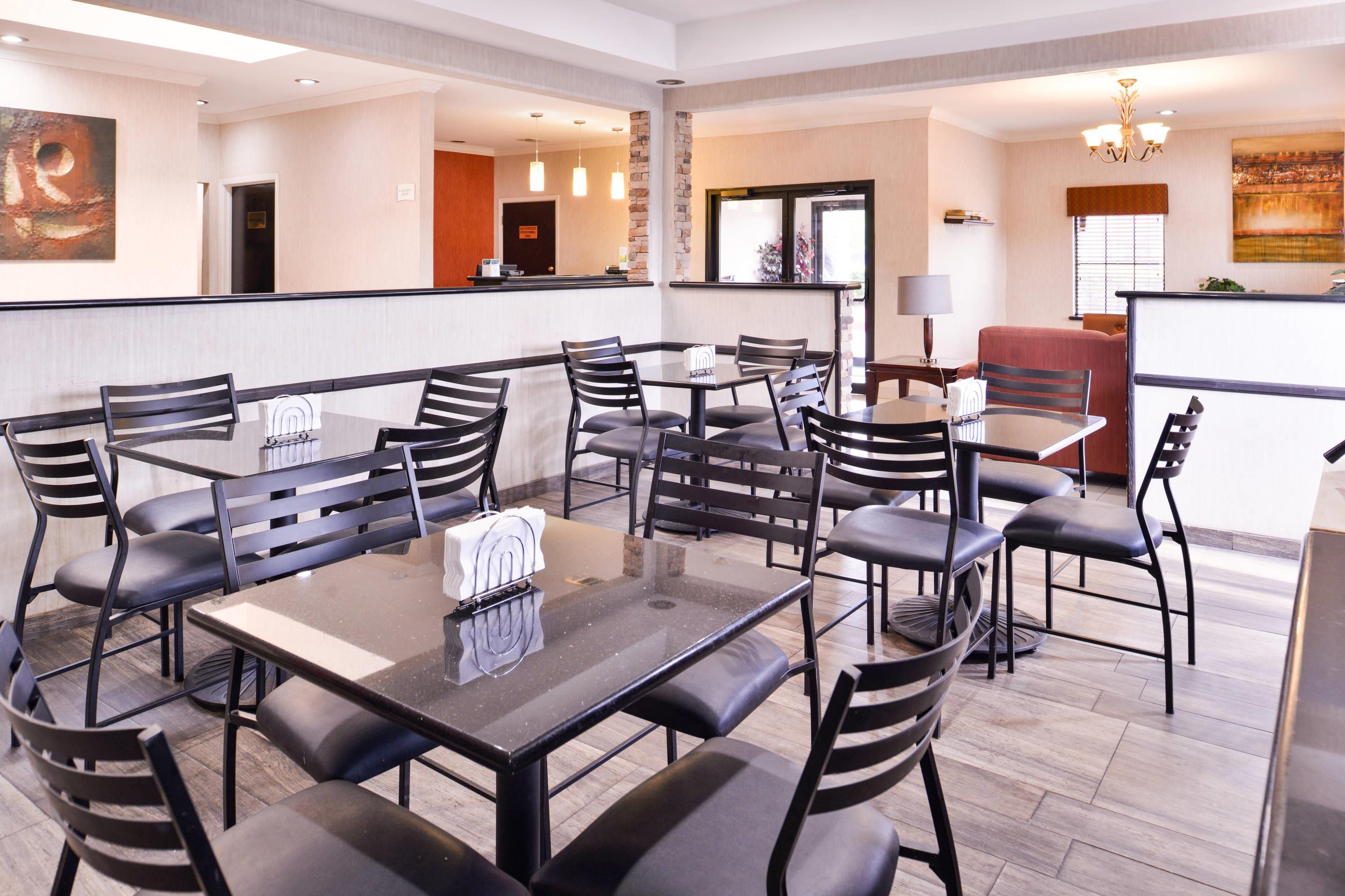 Enjoy breakfast in this seating area | Quality Inn And Suites Beaumont