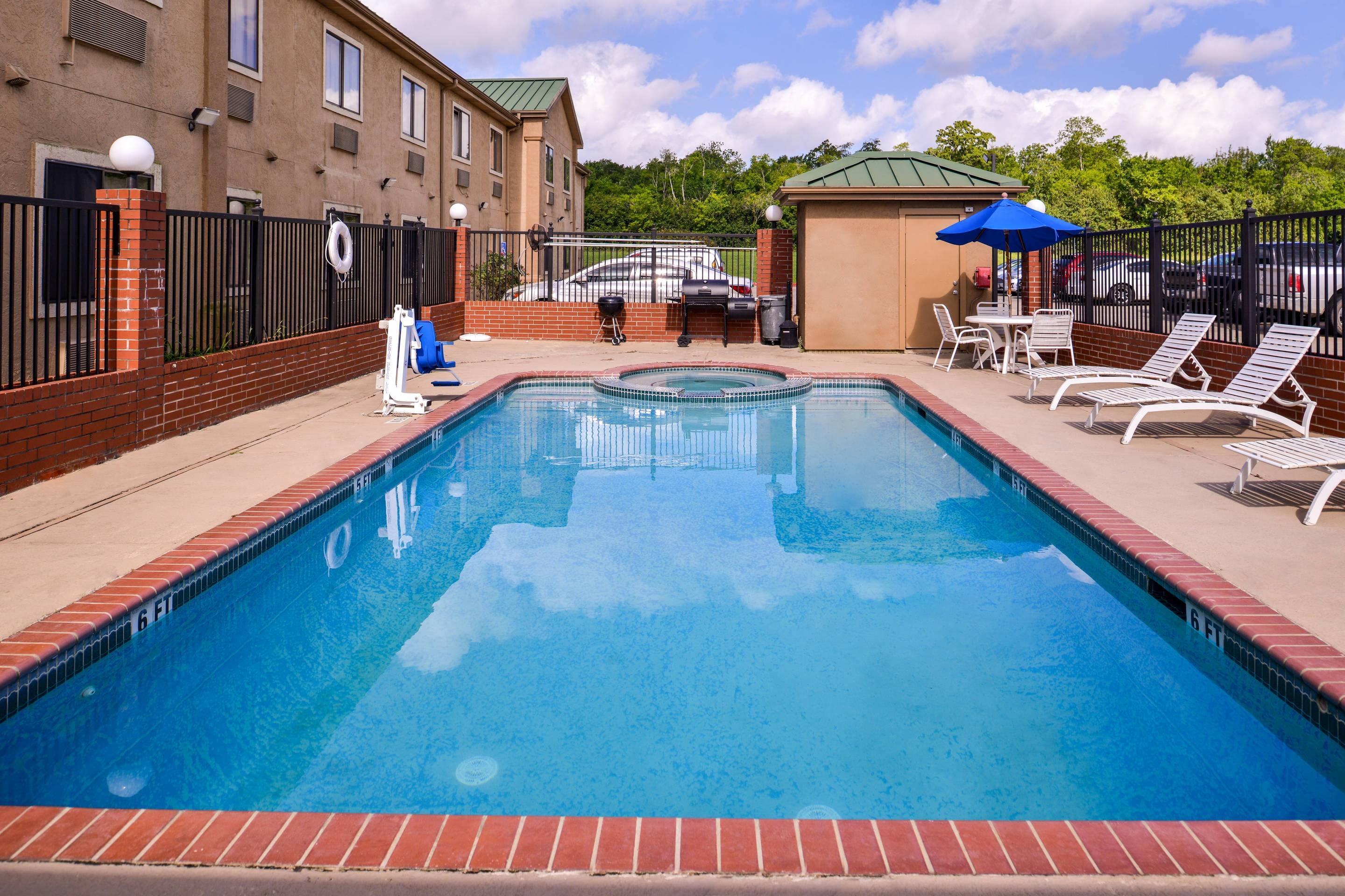 Relax by the pool | Quality Inn And Suites Beaumont