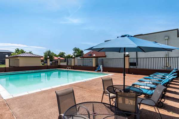 Pool - Quality Inn Paris