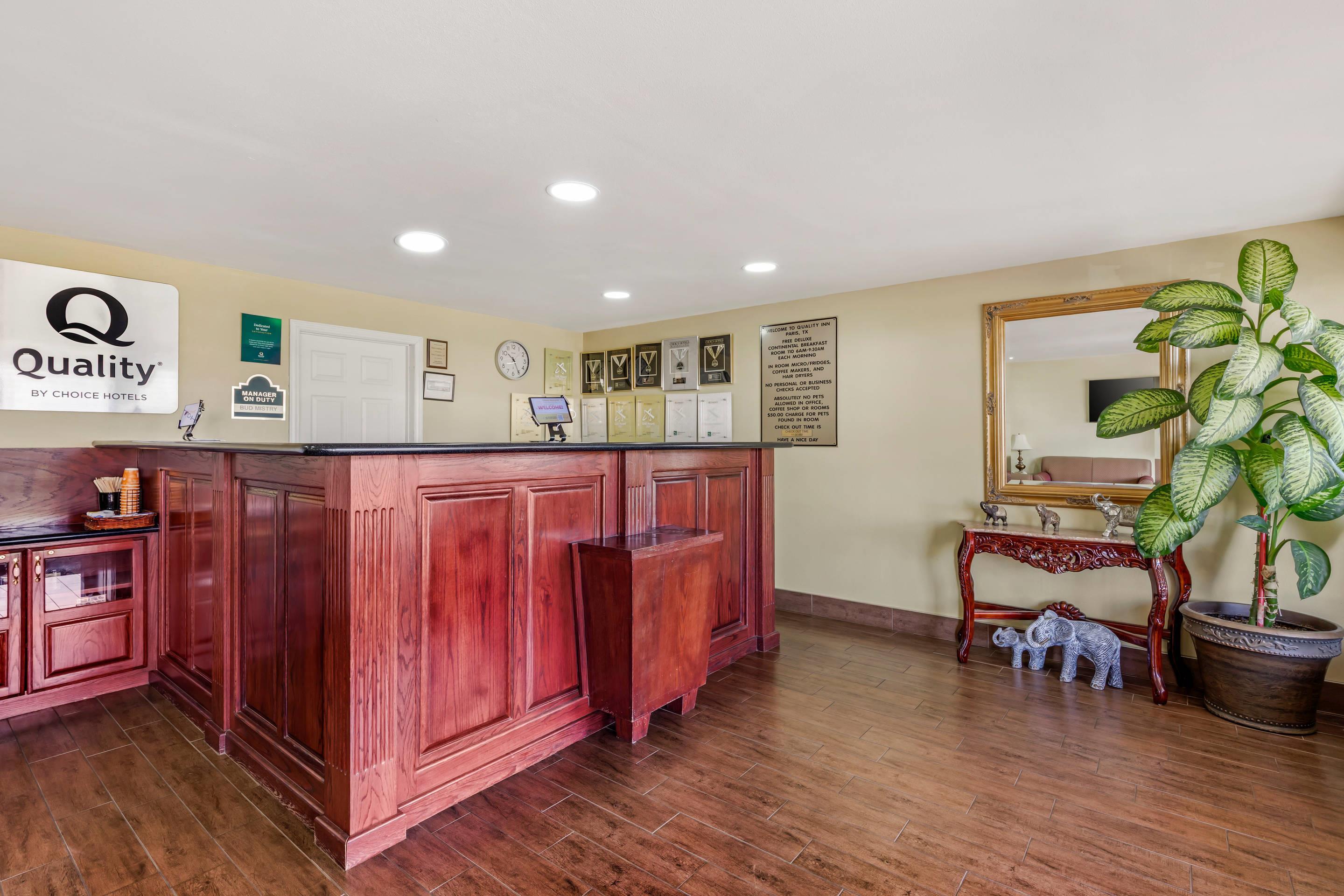 Front desk | Quality Inn Paris