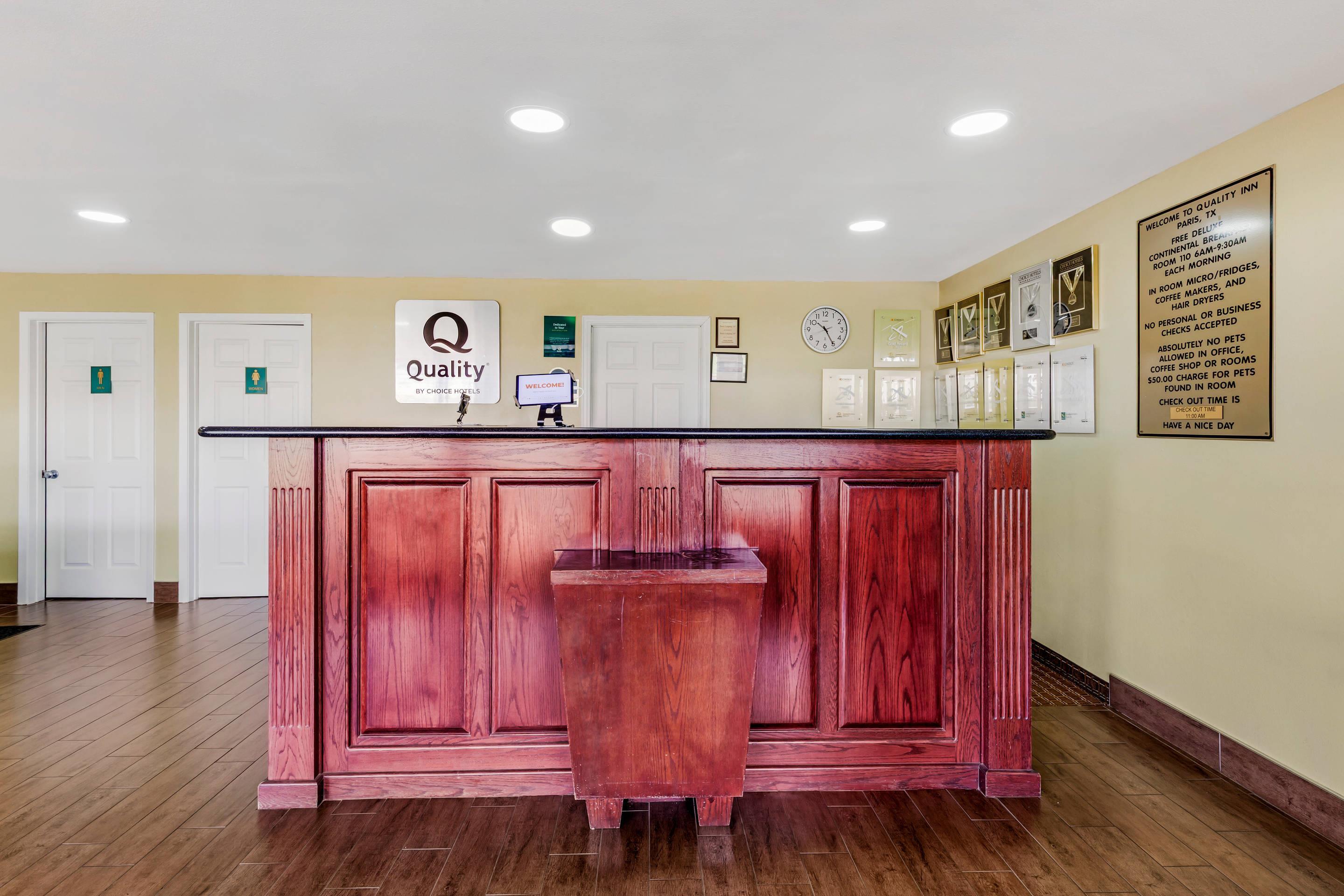Front desk | Quality Inn Paris