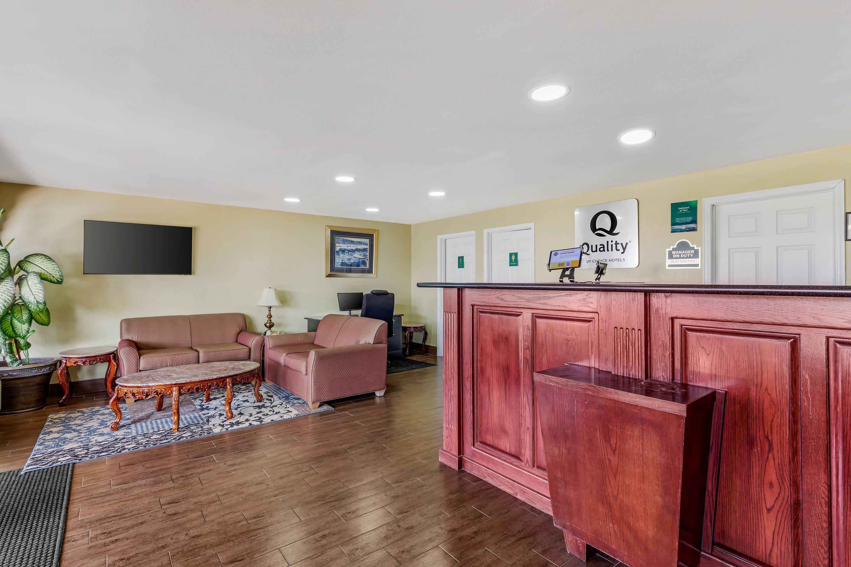 Front desk | Quality Inn Paris