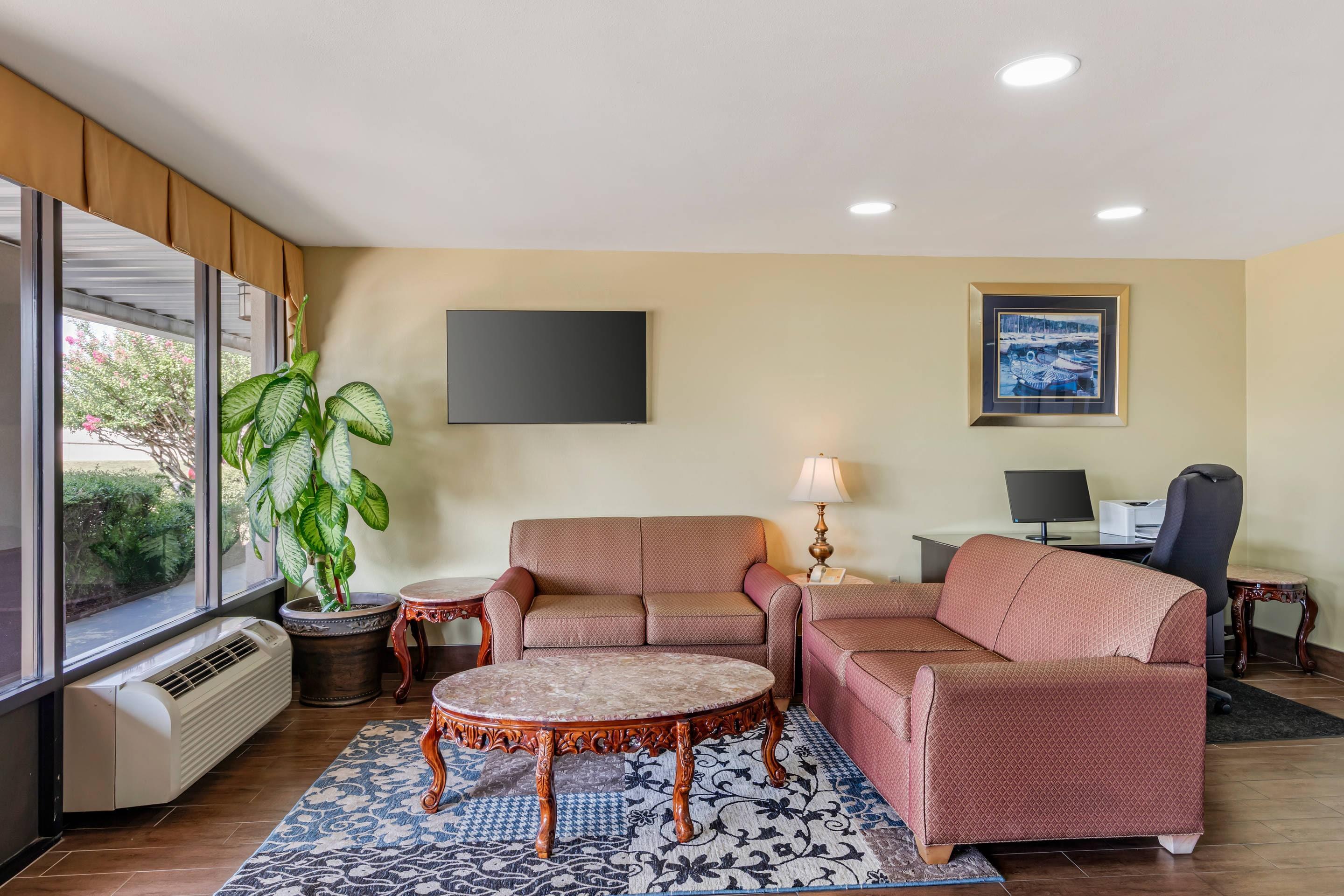Lobby with sitting area | Quality Inn Paris