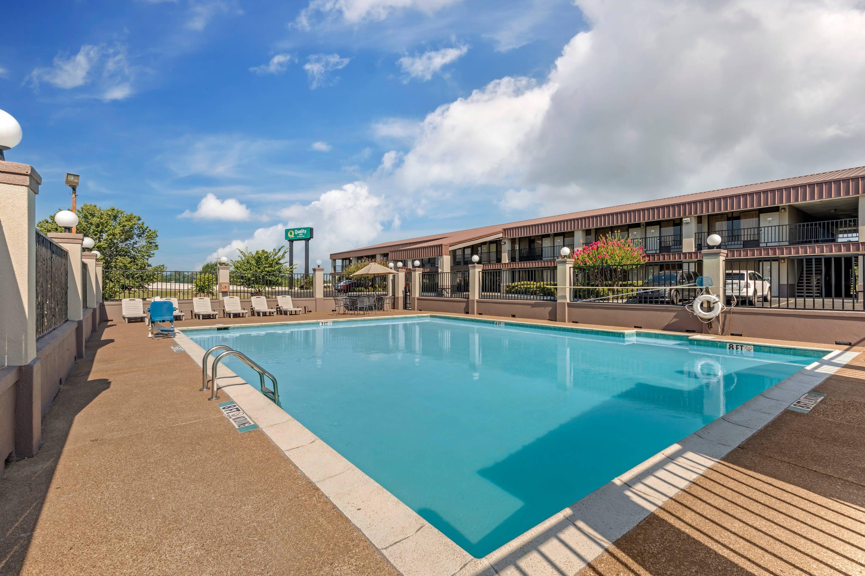 Outdoor pool | Quality Inn Paris