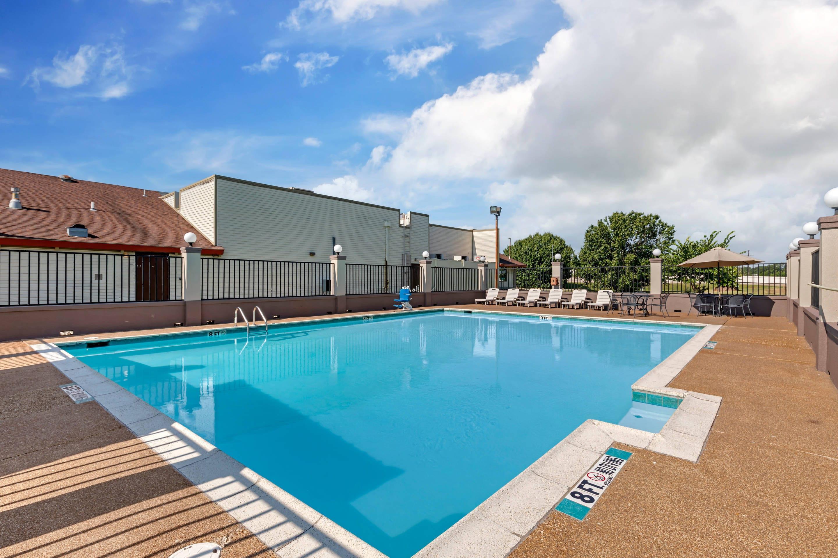 Outdoor pool | Quality Inn Paris