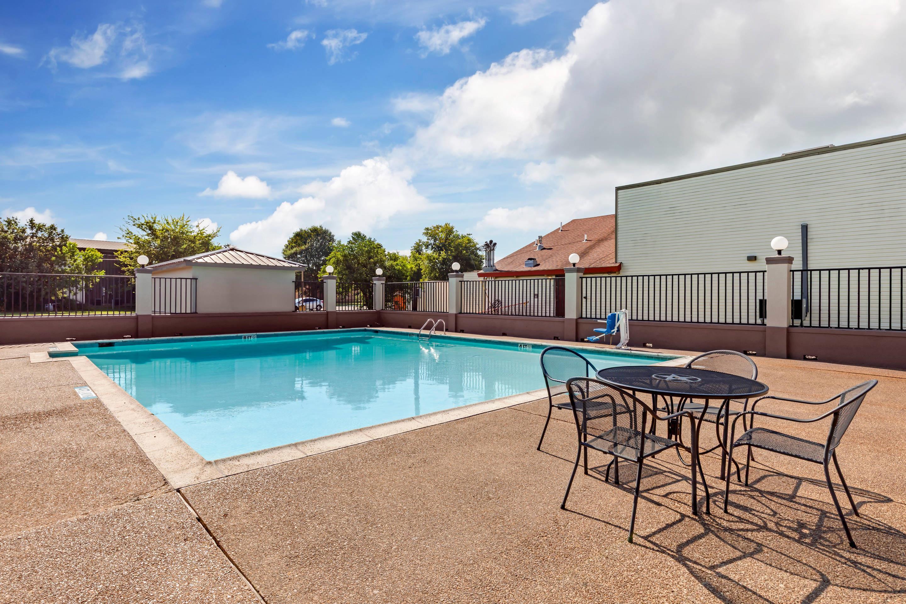 Outdoor pool | Quality Inn Paris