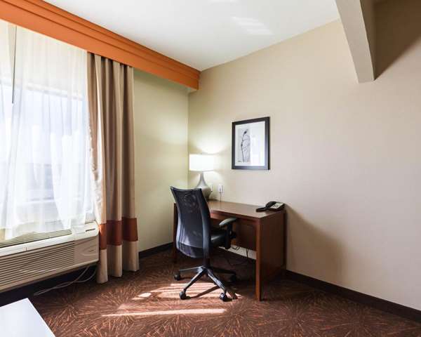 Suite - Econo Lodge Inn & Suites East Houston - I-10, Exit 778 & 778A