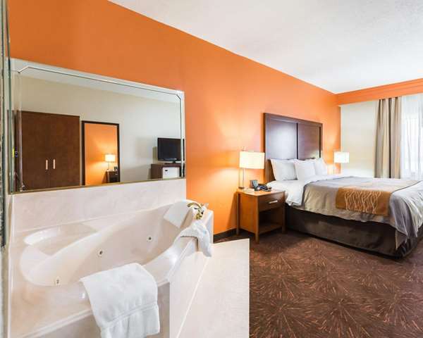 Suite - Econo Lodge Inn & Suites East Houston - I-10, Exit 778 & 778A