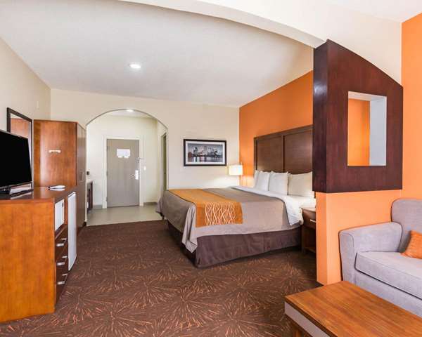 Suite - Econo Lodge Inn & Suites East Houston - I-10, Exit 778 & 778A