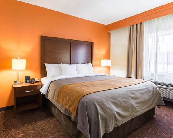 Suite - Econo Lodge Inn & Suites East Houston - I-10, Exit 778 & 778A