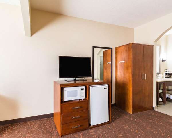 Suite - Econo Lodge Inn & Suites East Houston - I-10, Exit 778 & 778A