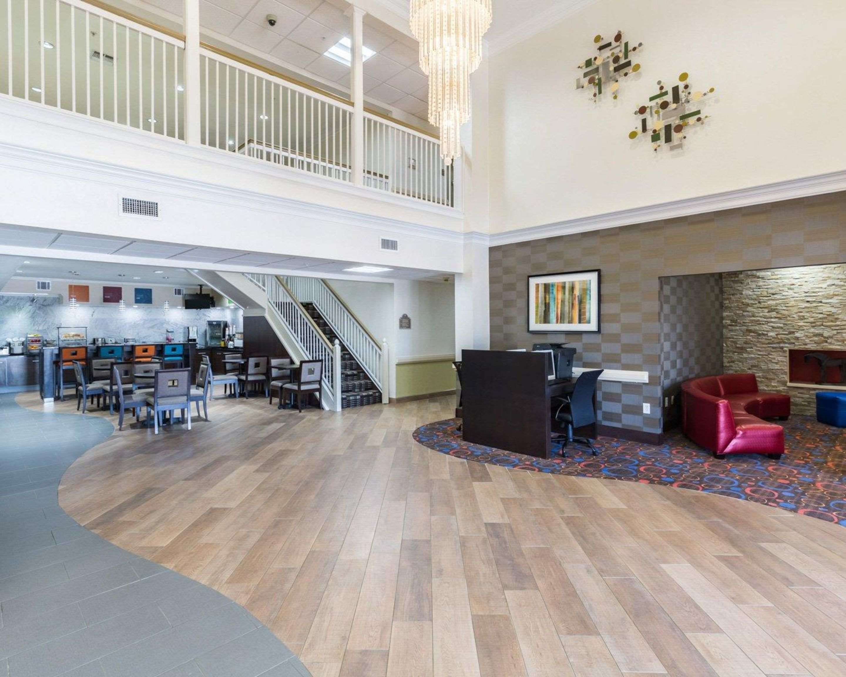 Spacious lobby | Econo Lodge Inn & Suites East