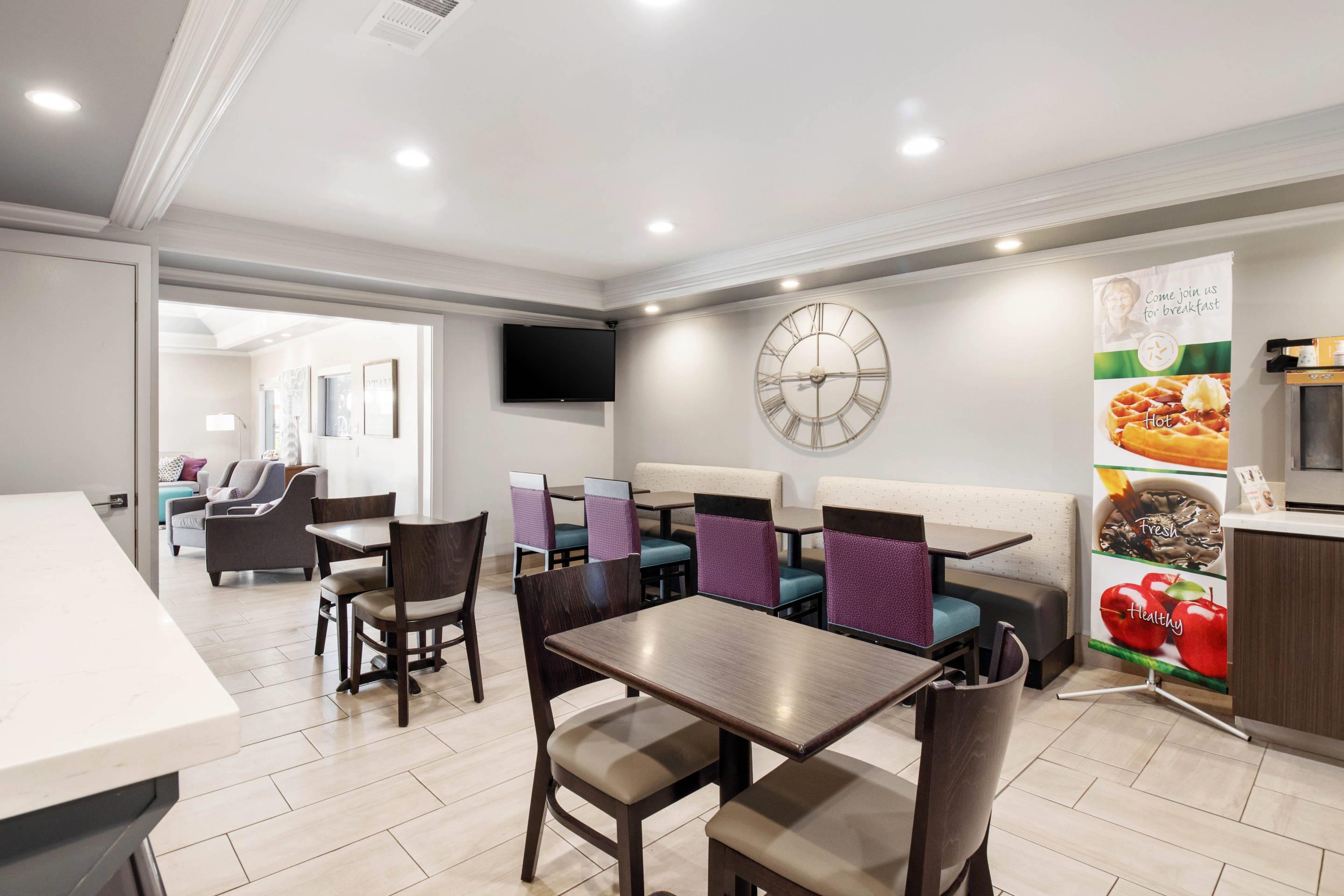 Breakfast area | Quality Inn Near Lake Marble Falls