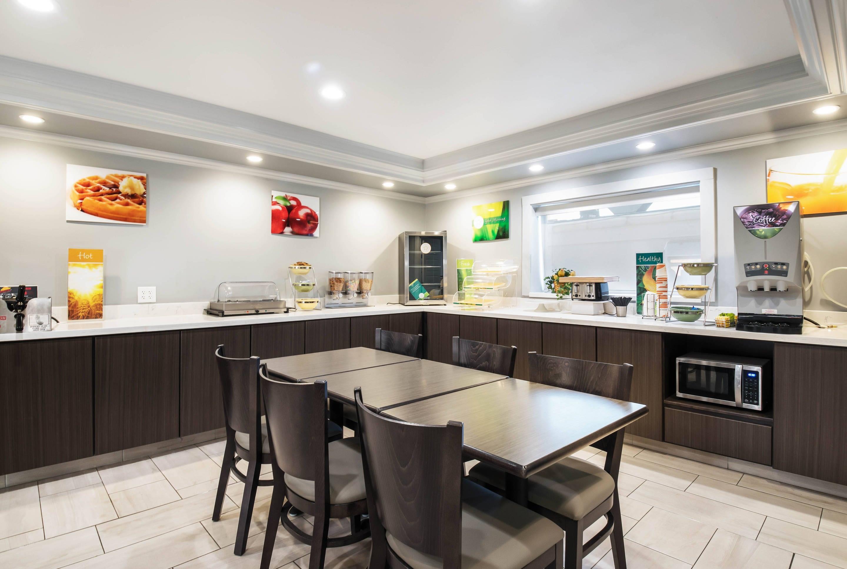 Breakfast area | Quality Inn Near Lake Marble Falls