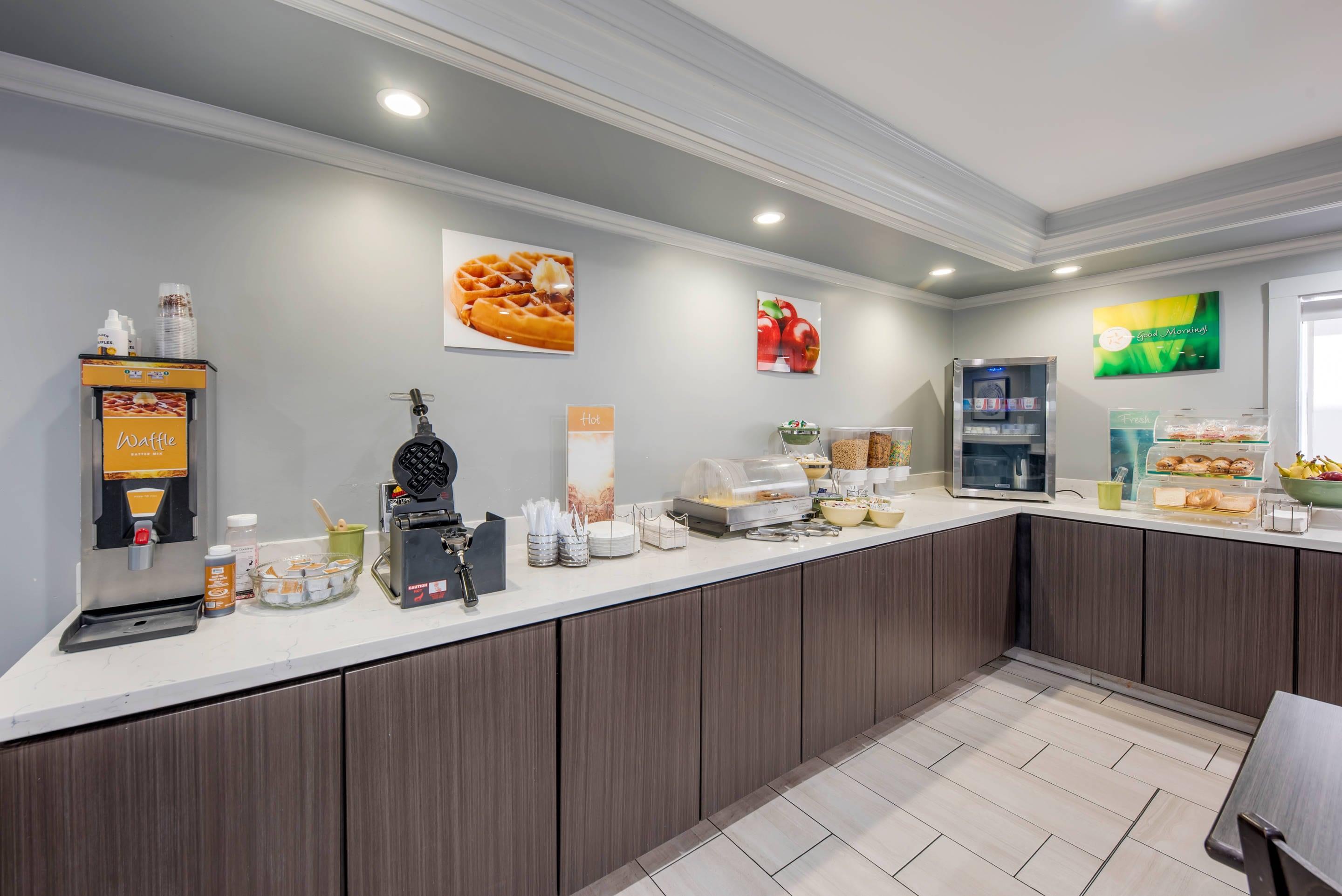 Breakfast area | Quality Inn Near Lake Marble Falls