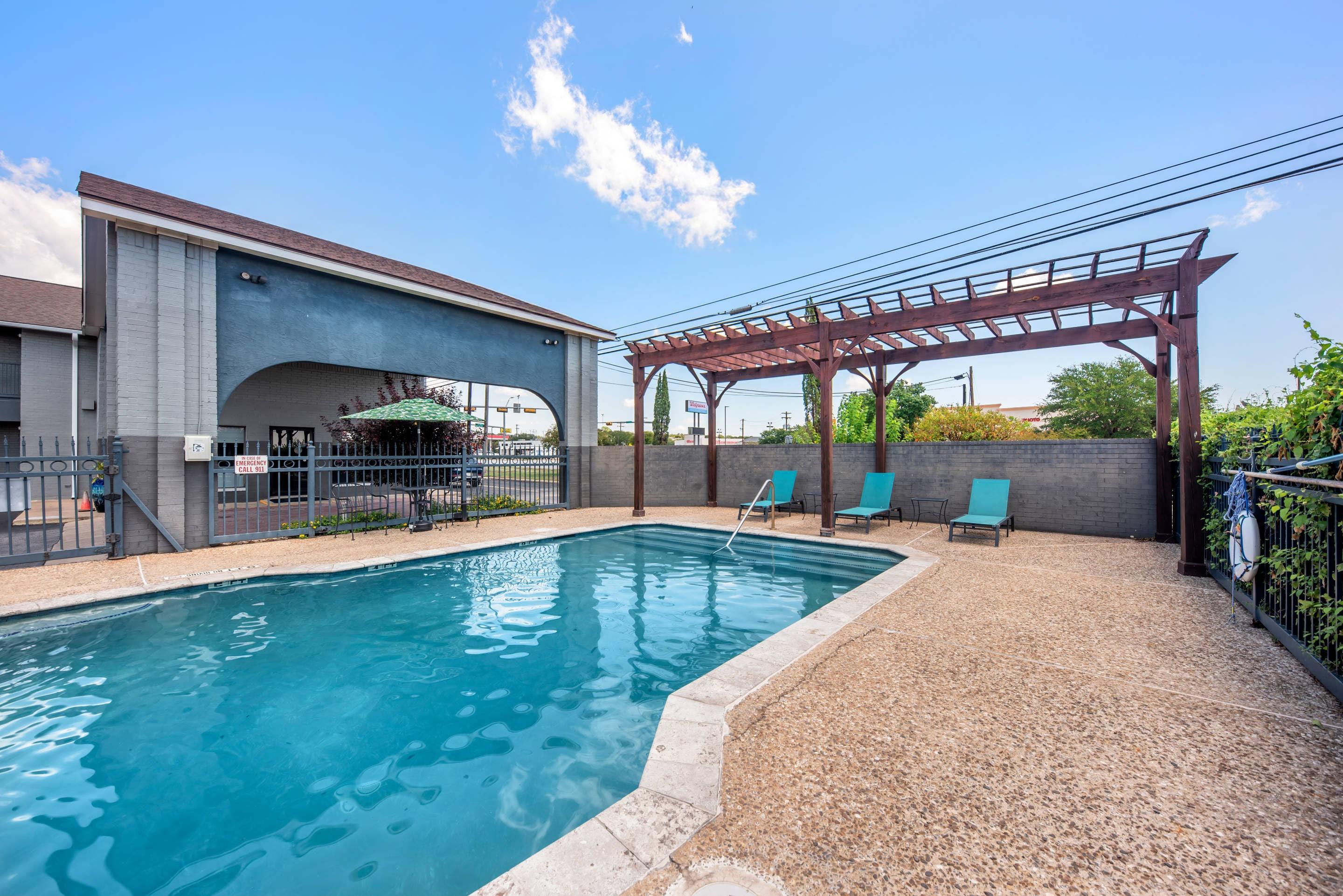 Outdoor pool | Quality Inn Near Lake Marble Falls