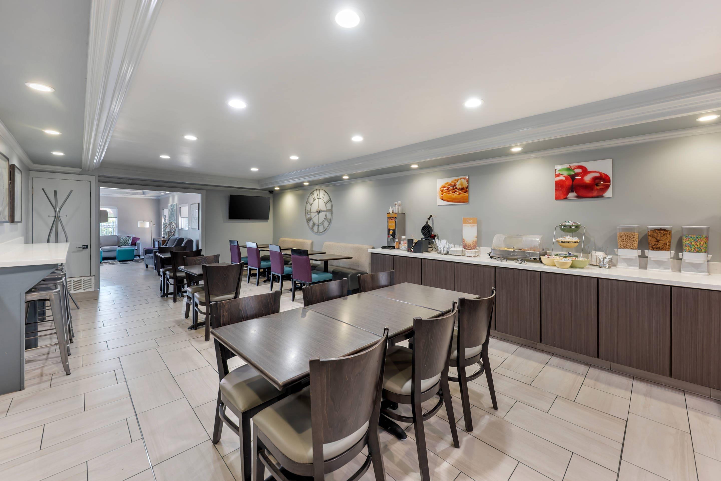Breakfast area | Quality Inn Near Lake Marble Falls