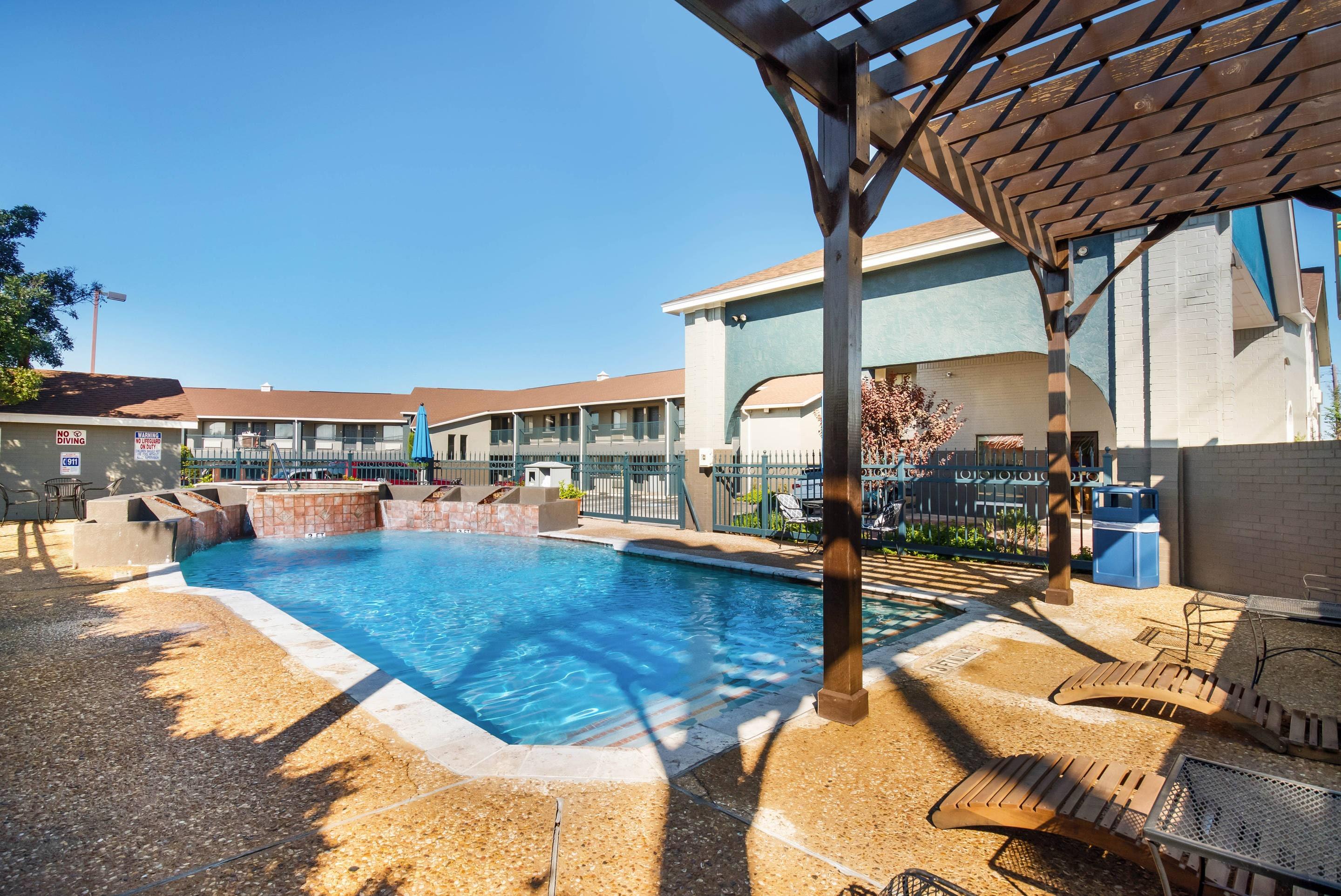 Outdoor pool | Quality Inn Near Lake Marble Falls