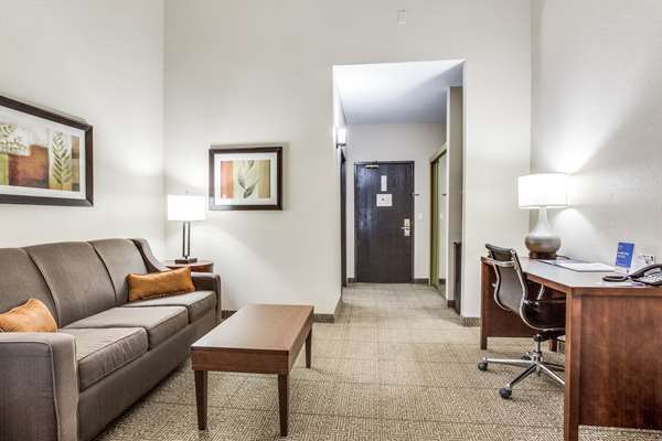 Suite - Comfort Inn & Suites Market Center Dallas - I-35, Exit 433B