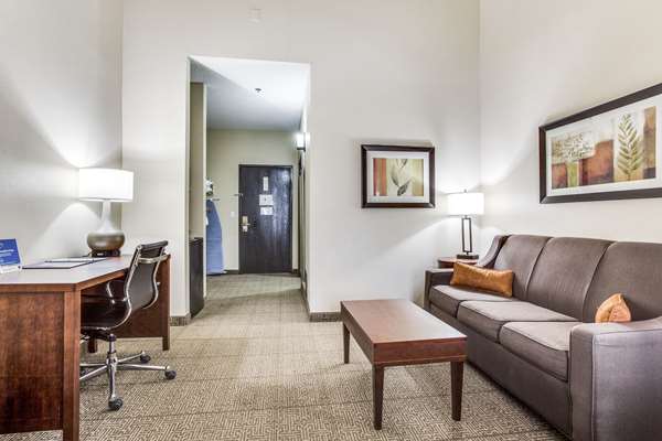 Suite - Comfort Inn & Suites Market Center Dallas - I-35, Exit 433B