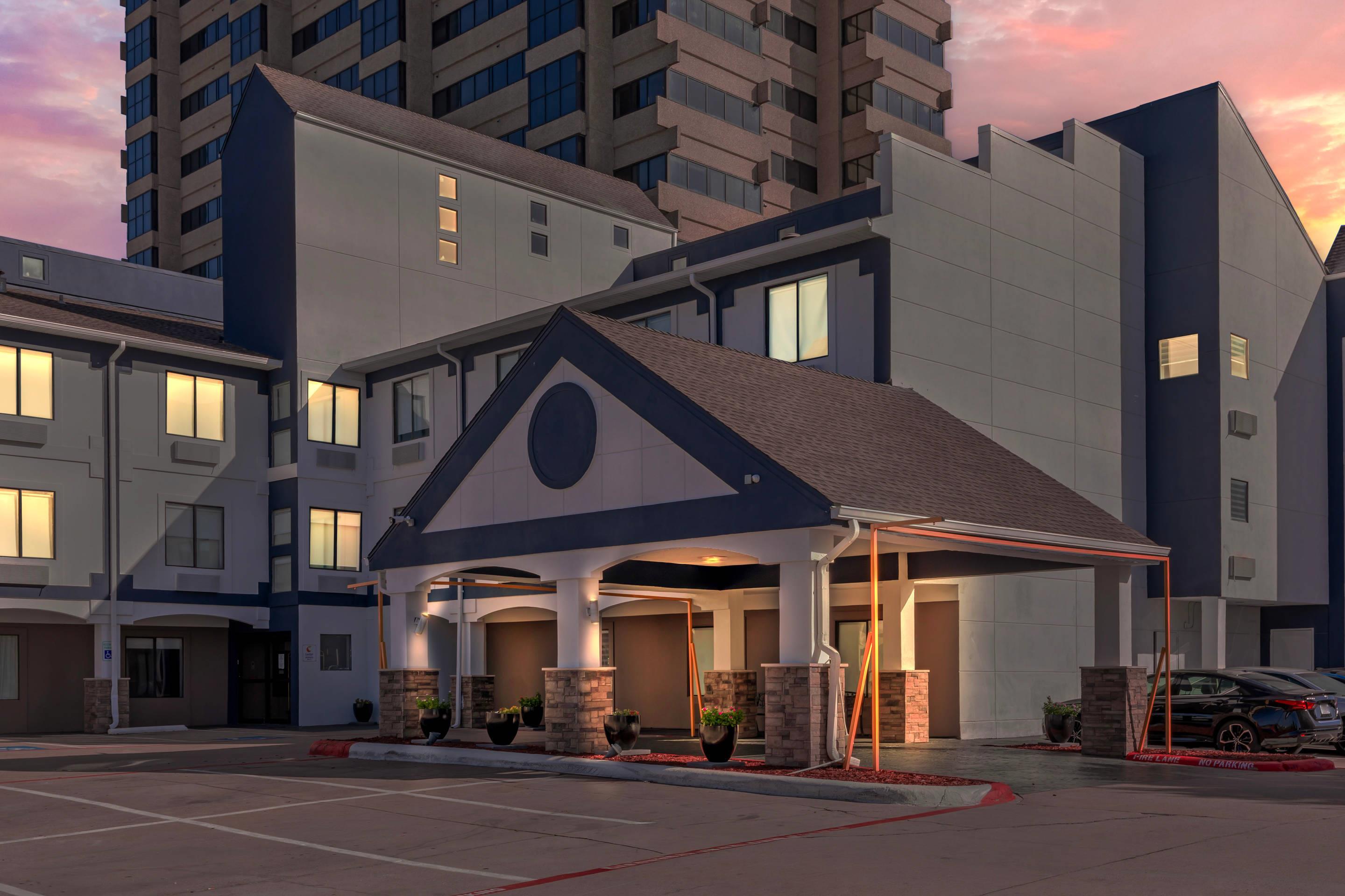 Hotel at Night | Comfort Inn & Suites Love Field - Dallas Market Center