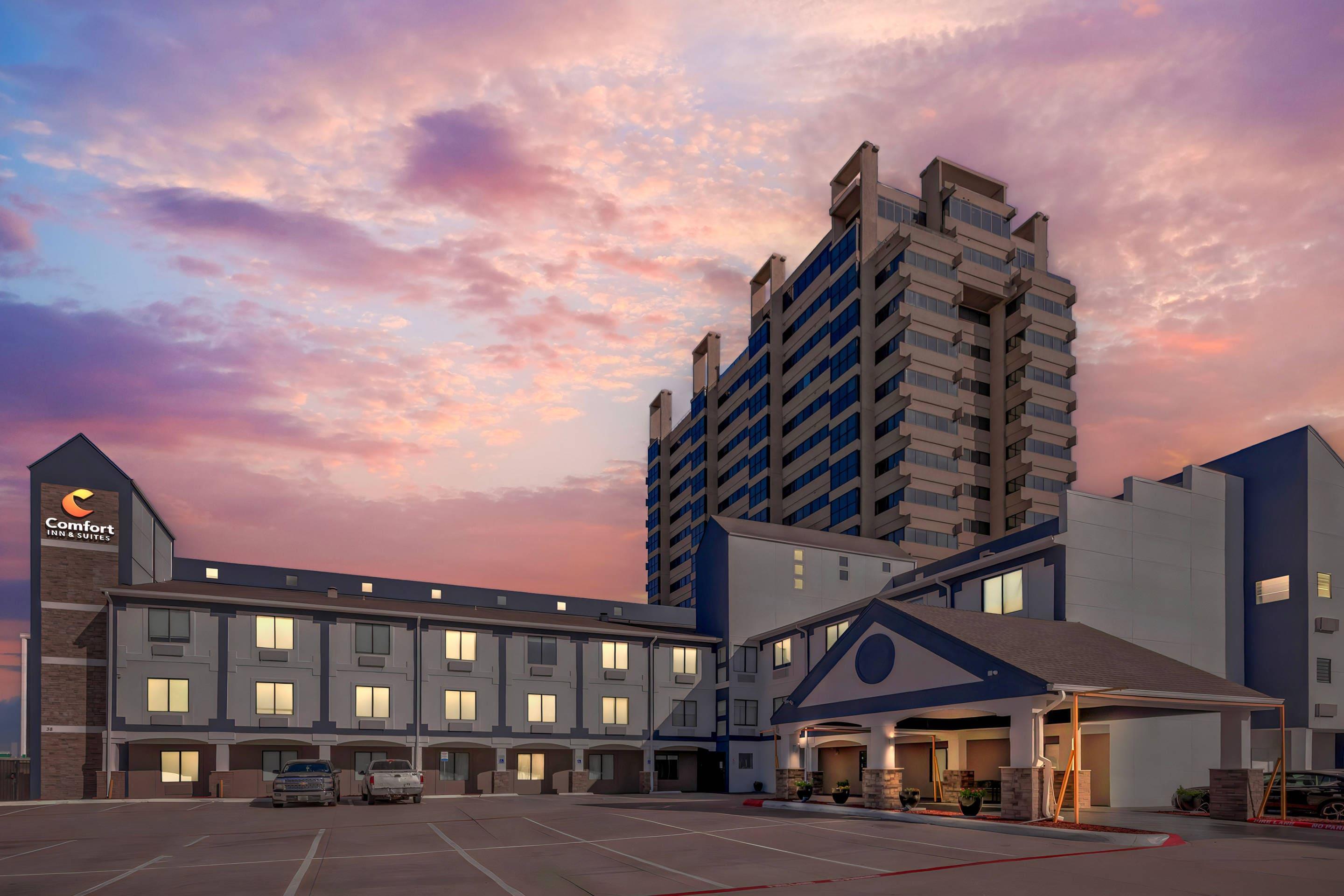 Hotel at Night | Comfort Inn & Suites Love Field - Dallas Market Center