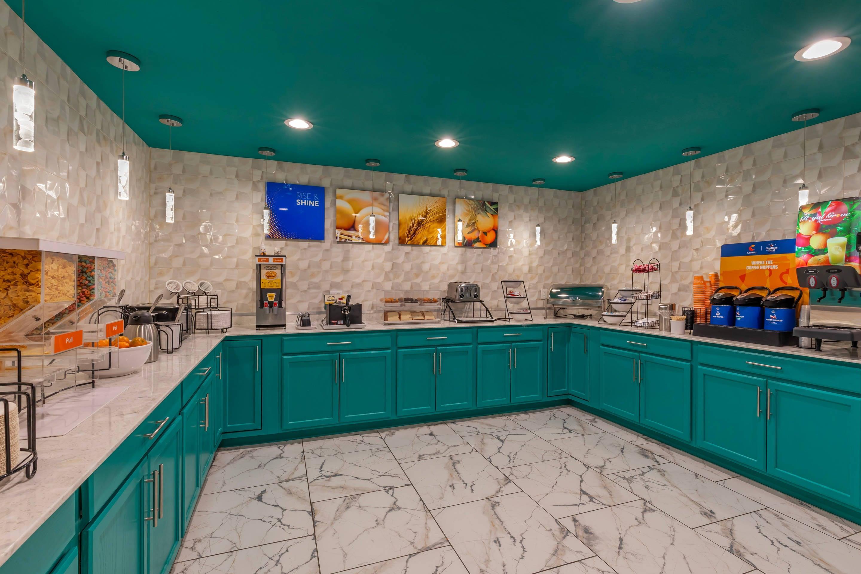 Breakfast area | Comfort Inn & Suites Love Field - Dallas Market Center