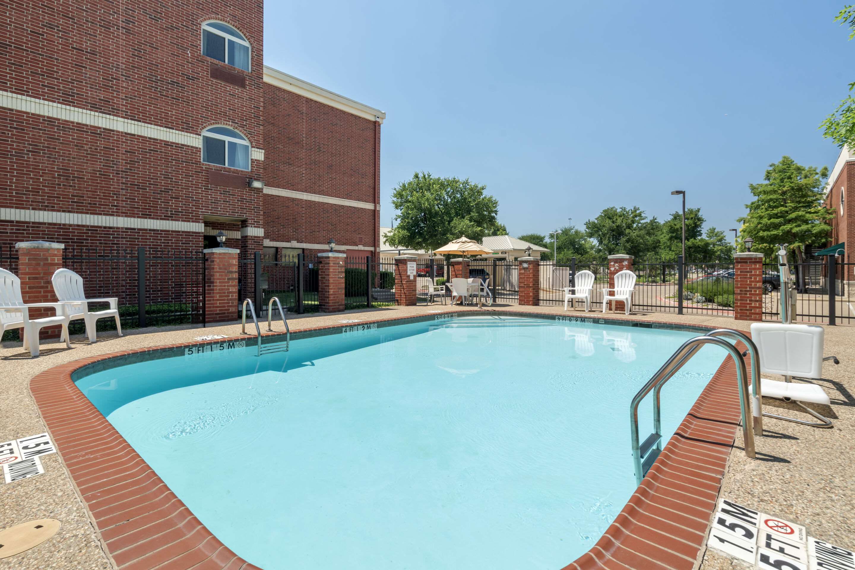 Outdoor pool | Comfort Suites McKinney - Allen