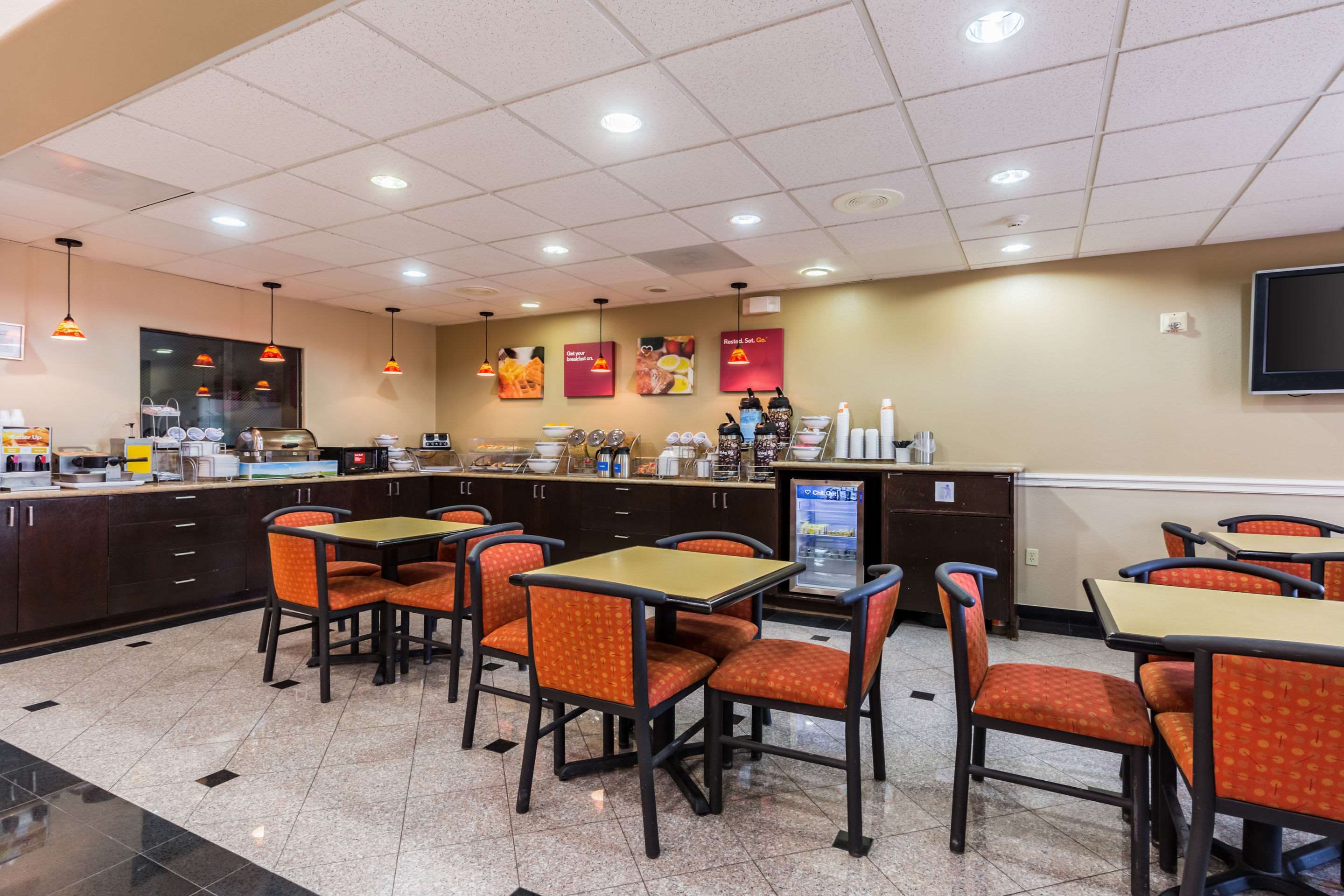 Enjoy breakfast in this seating area | Comfort Suites Westchase Houston Energy Corridor