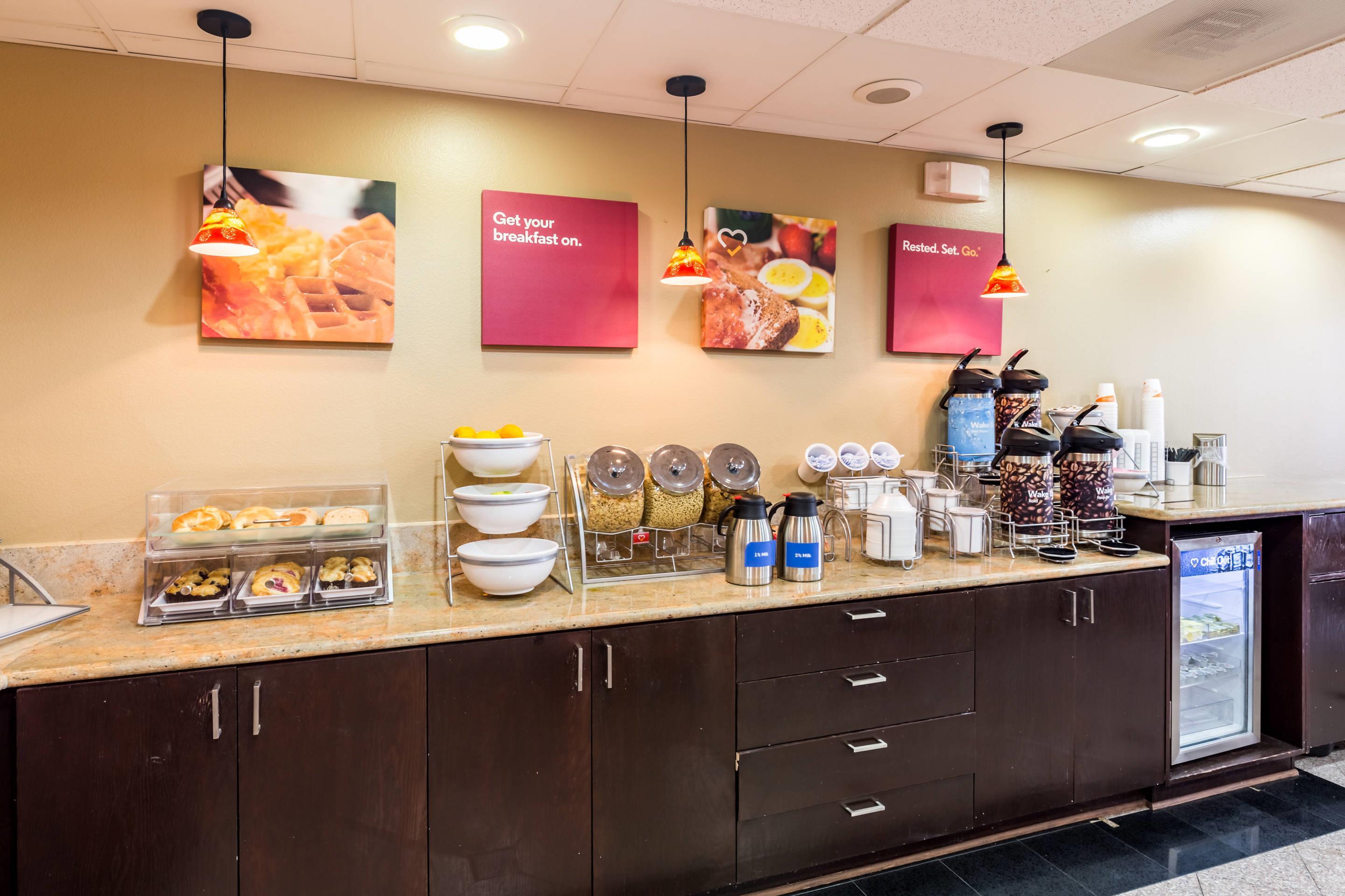 Free breakfast | Comfort Suites Westchase Houston Energy Corridor