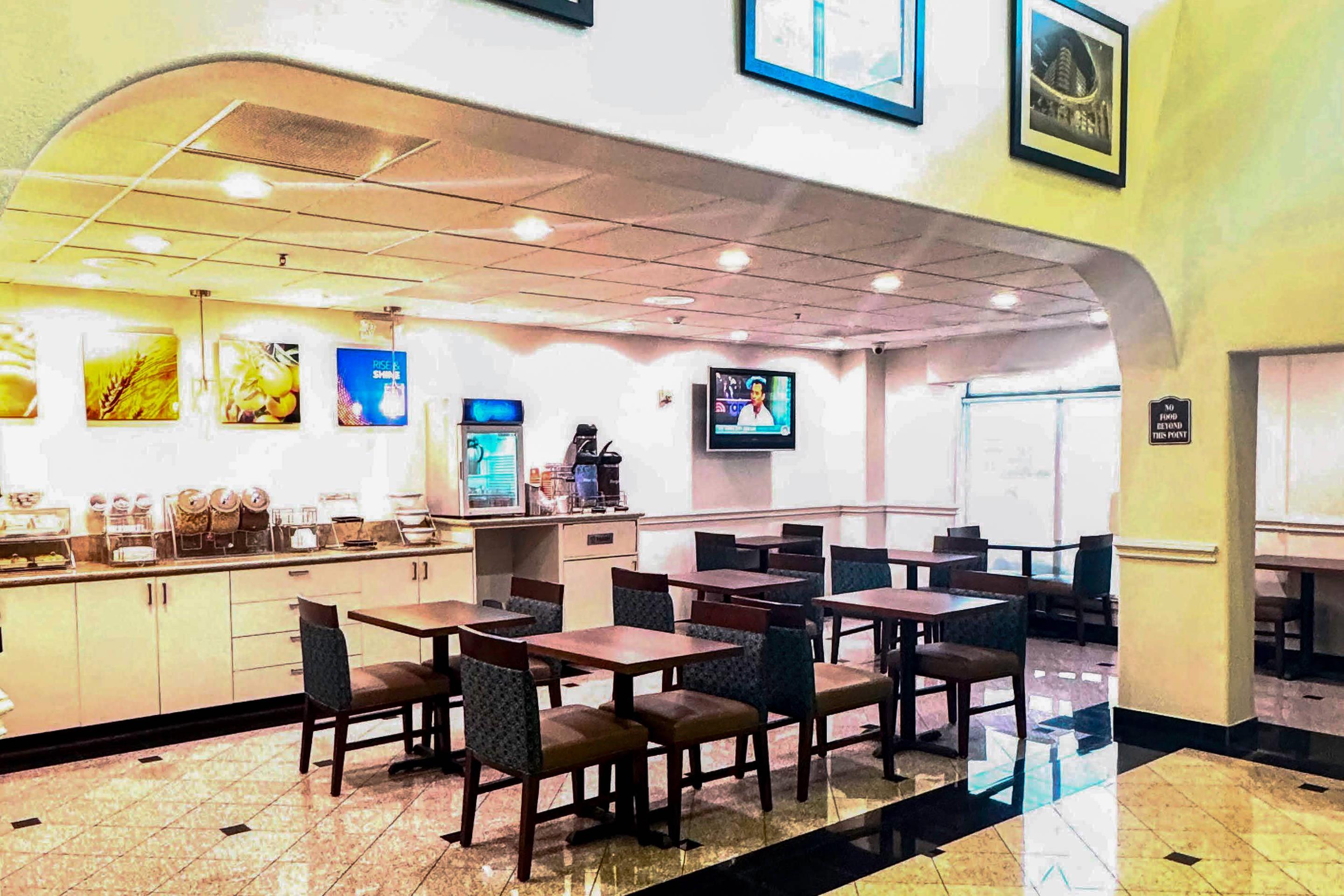 Breakfast area | Comfort Suites Westchase Houston Energy Corridor