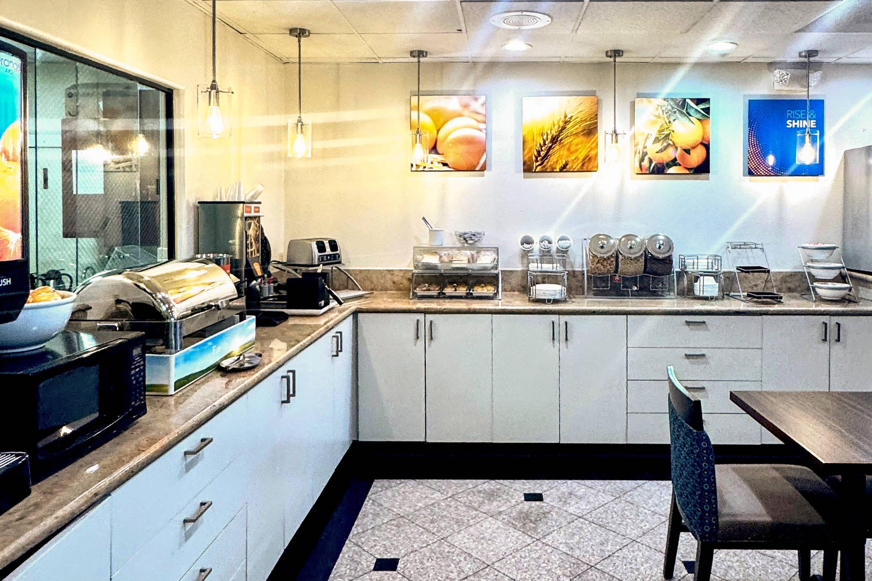 Breakfast area | Comfort Suites Westchase Houston Energy Corridor