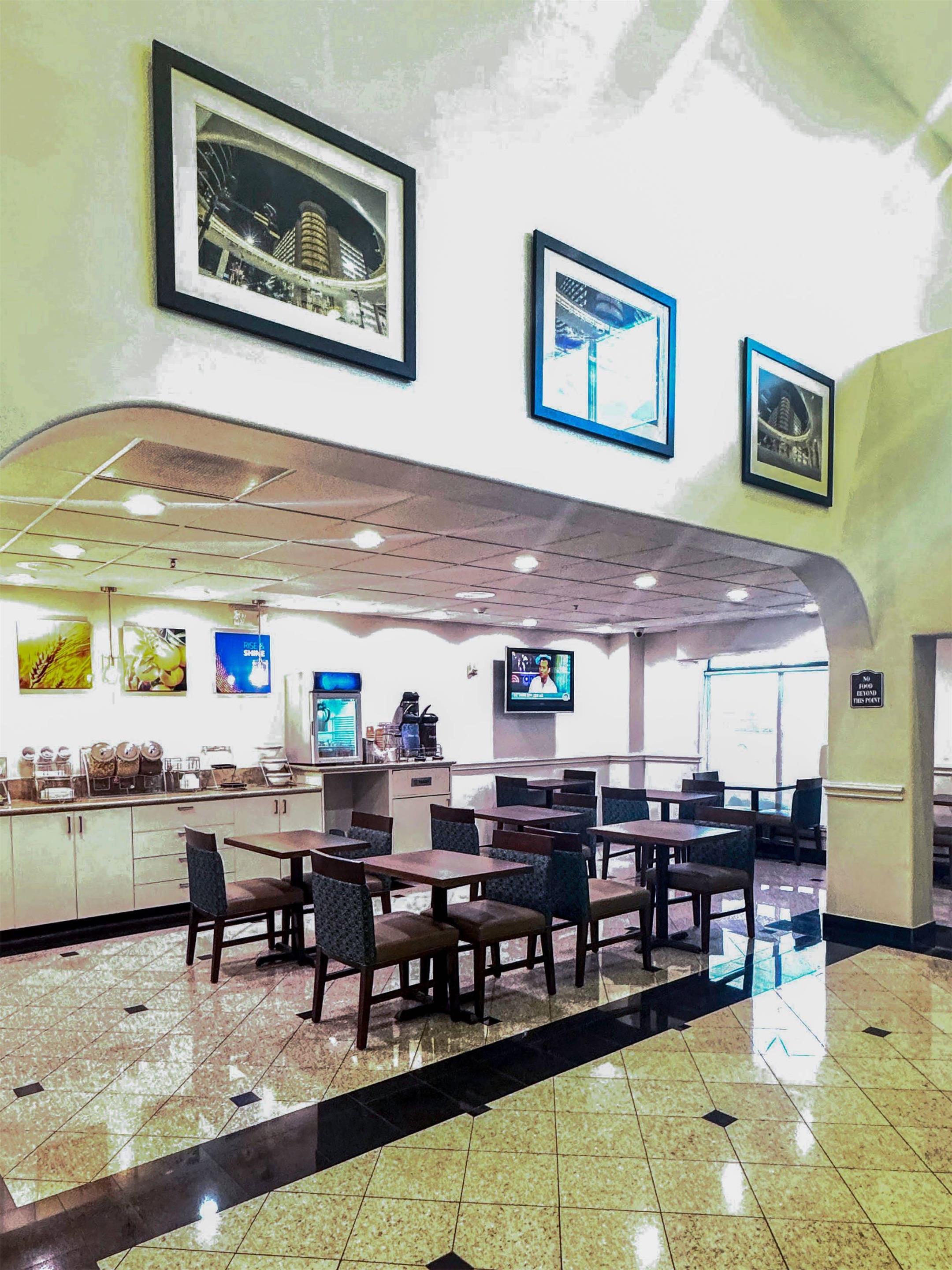 Breakfast area | Comfort Suites Westchase Houston Energy Corridor