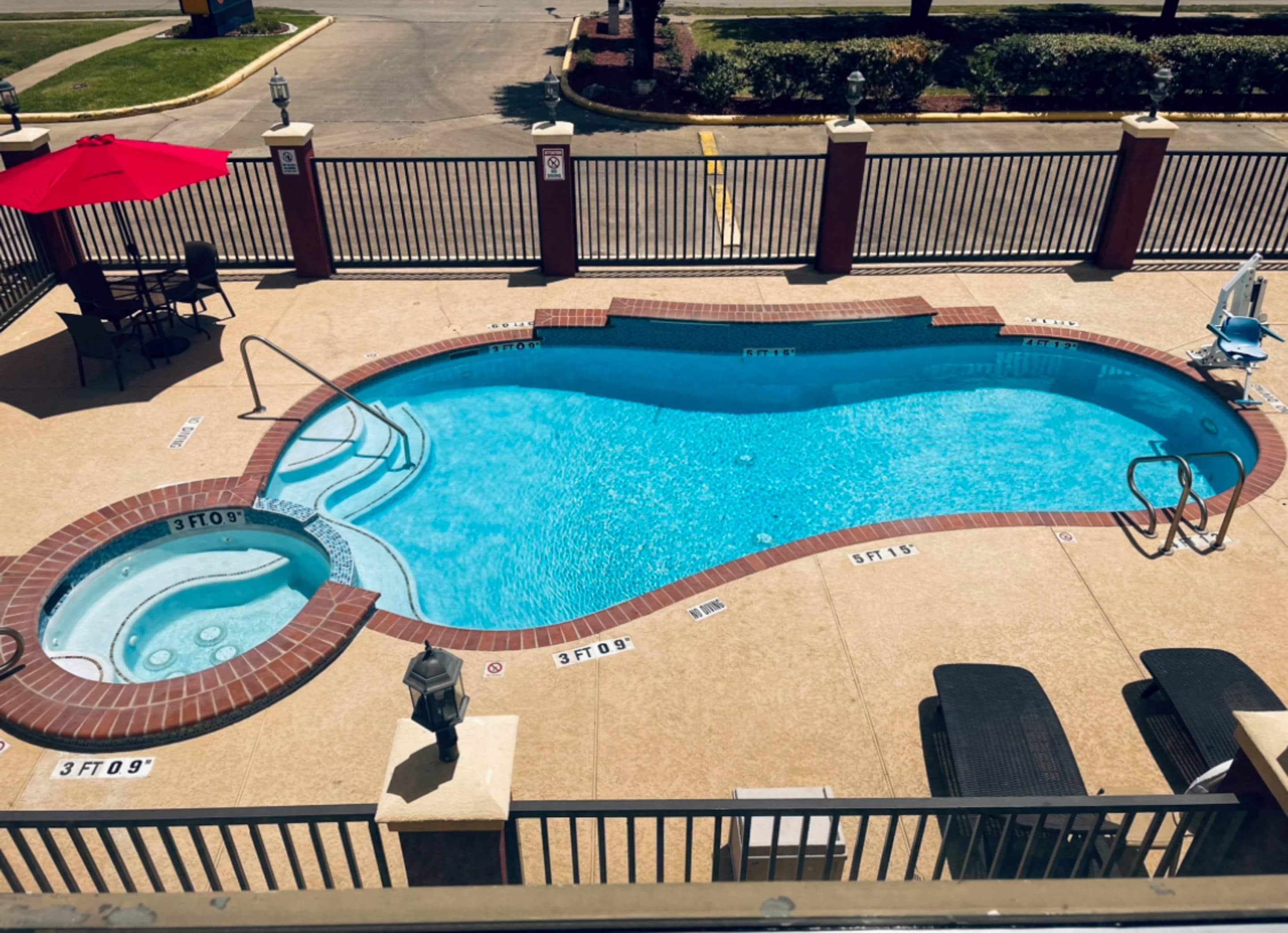 Outdoor pool | Comfort Suites Westchase Houston Energy Corridor