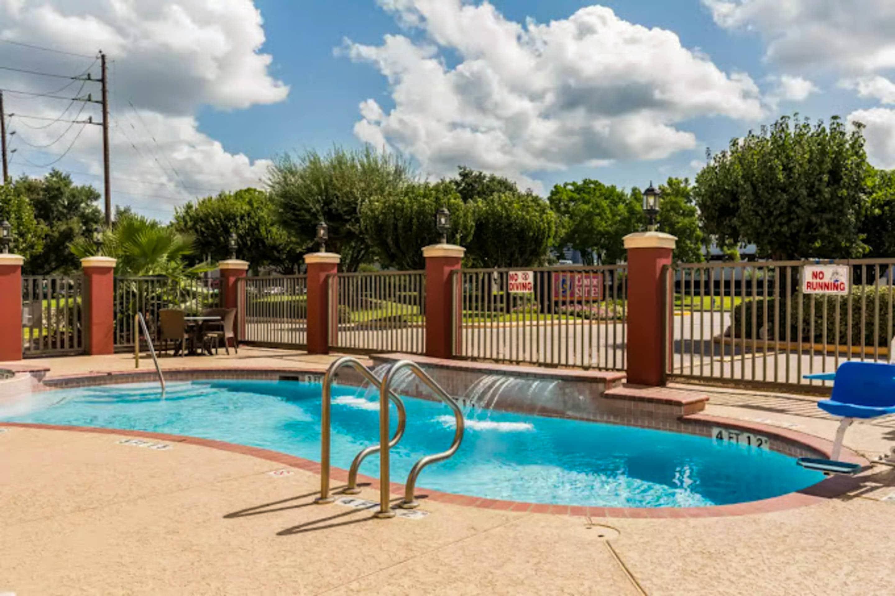 Outdoor pool | Comfort Suites Westchase Houston Energy Corridor