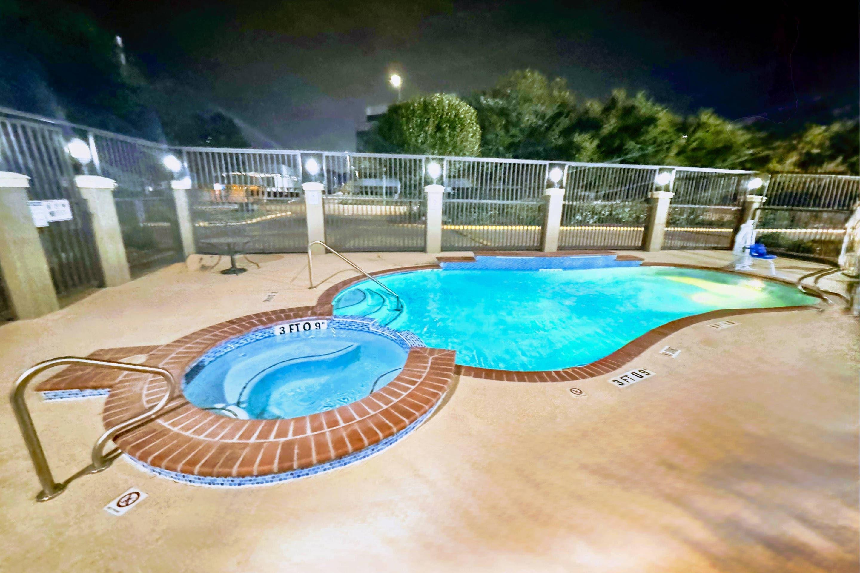 Outdoor pool | Comfort Suites Westchase Houston Energy Corridor